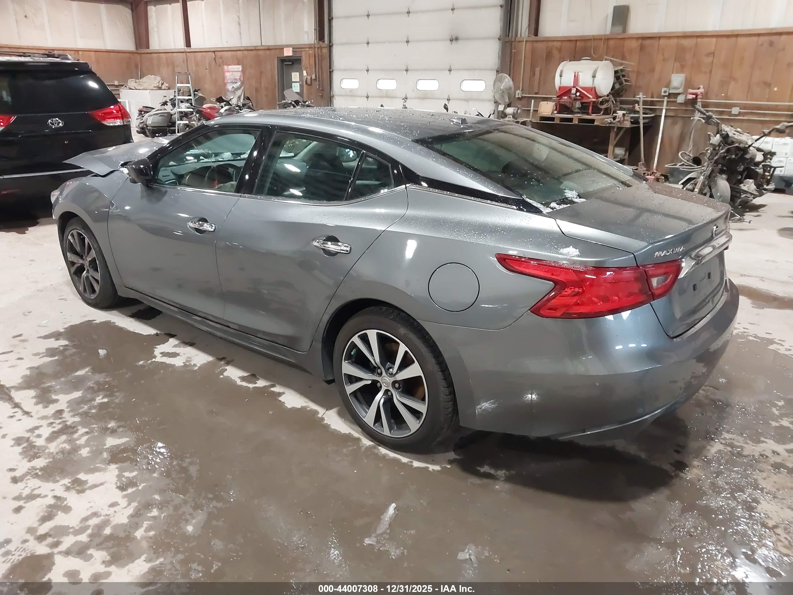 NISSAN MAXIMA image 3