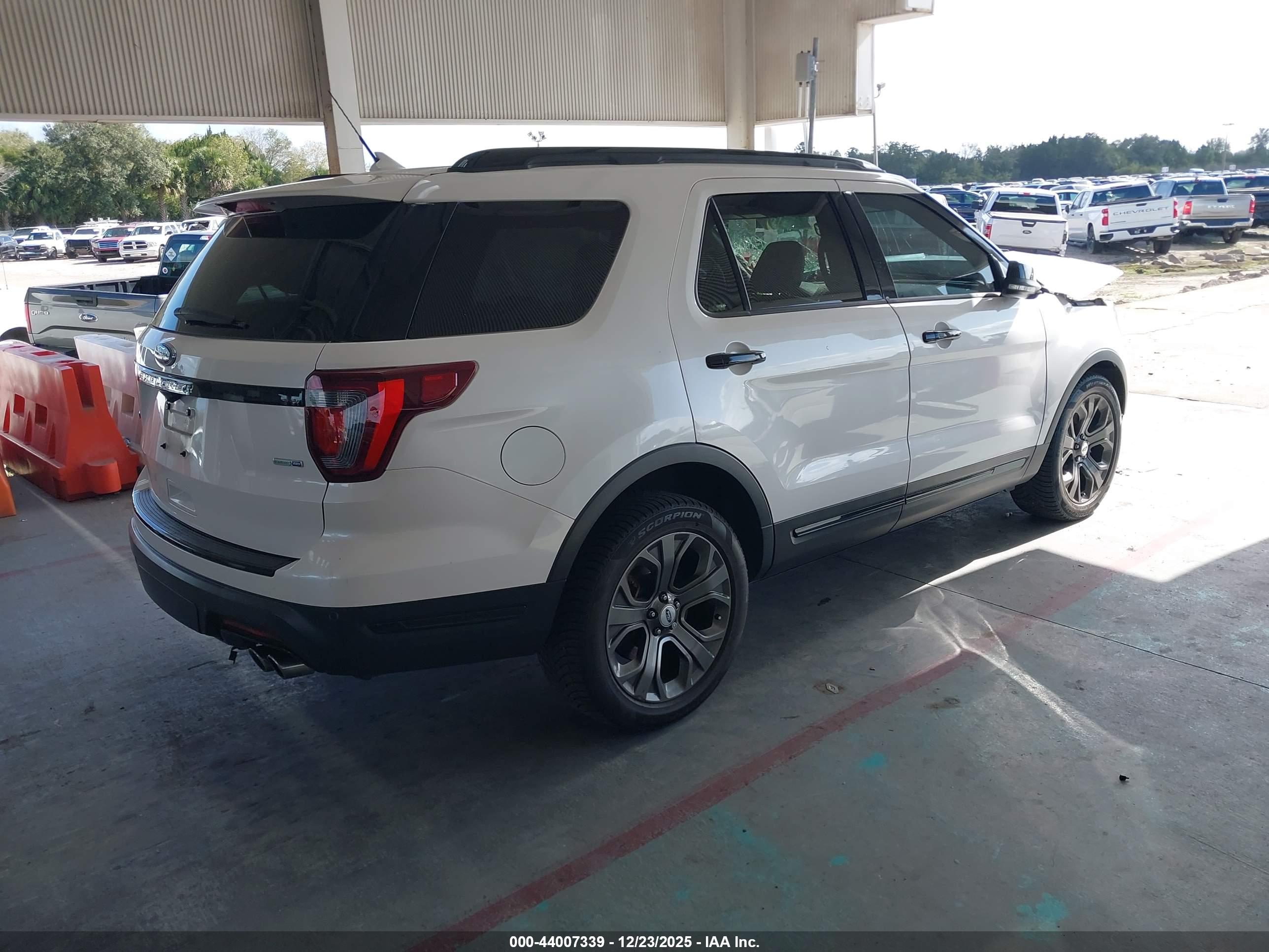 FORD EXPLORER image 4