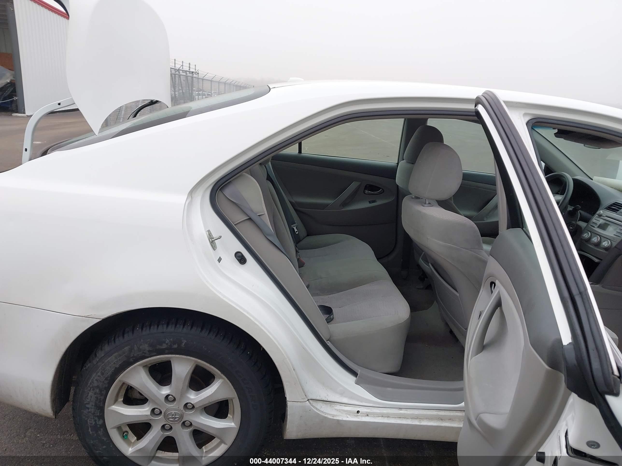 TOYOTA CAMRY image 8