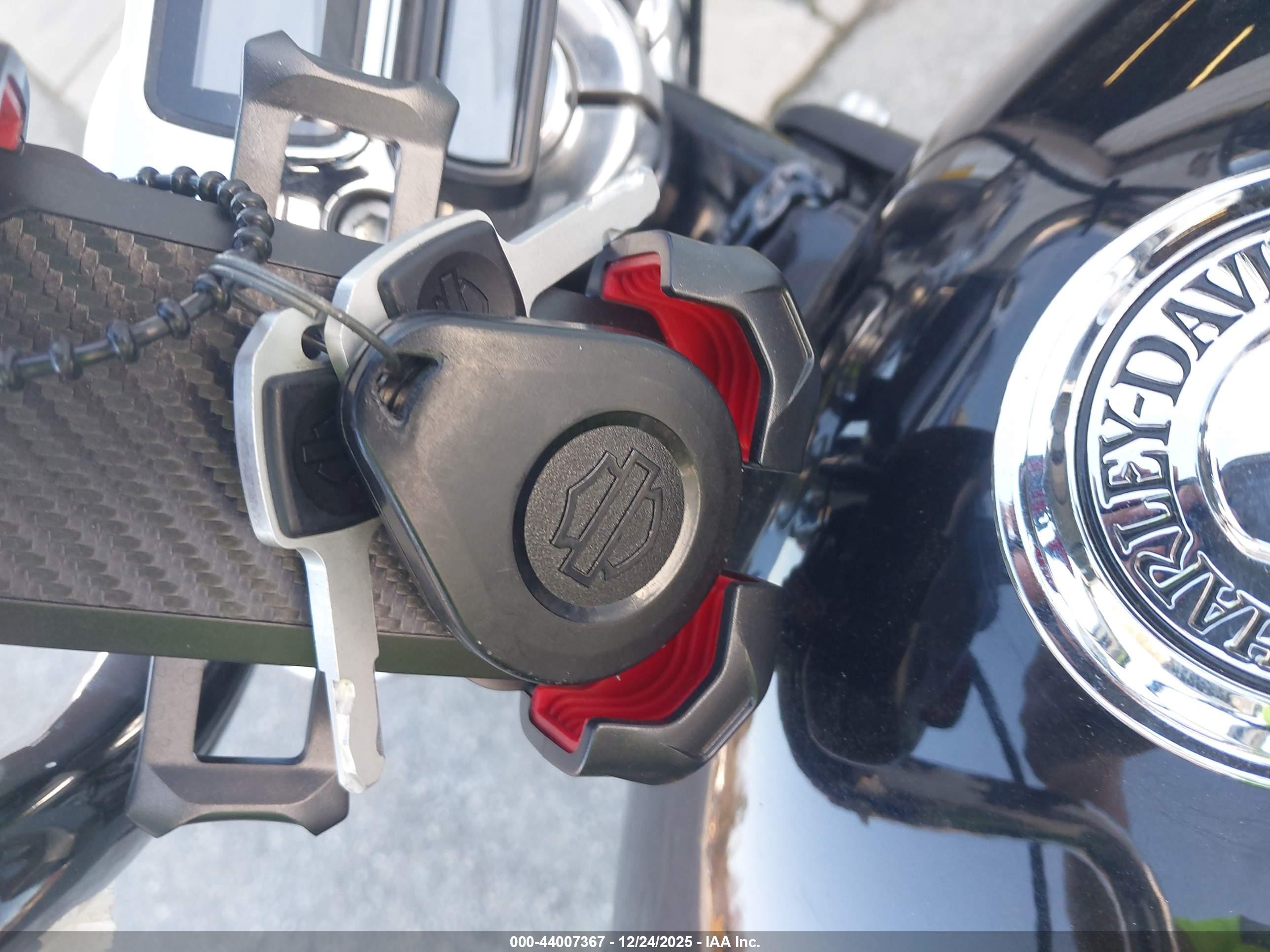 HARLEY-DAVIDSON FXST image 11