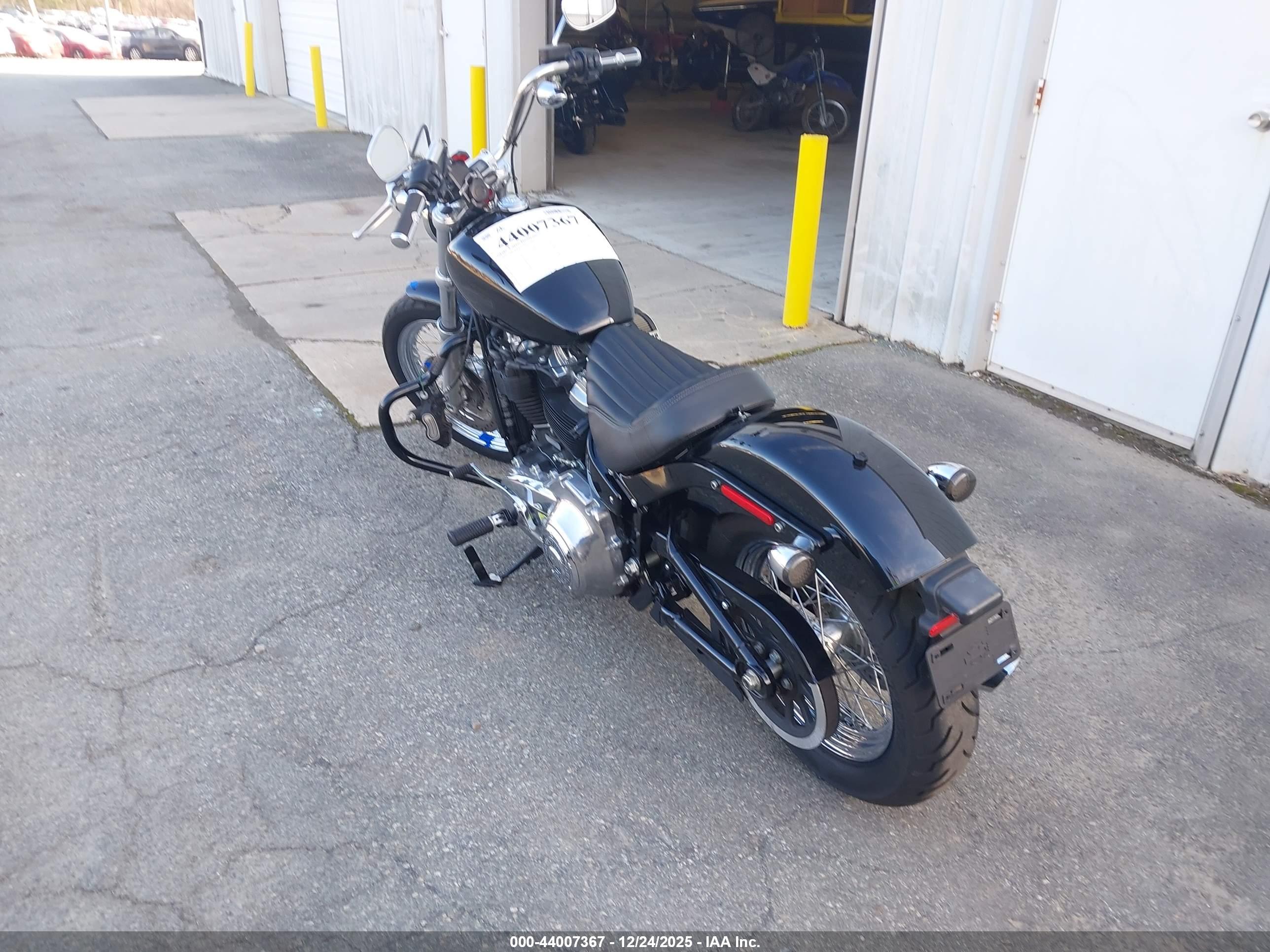 HARLEY-DAVIDSON FXST image 3