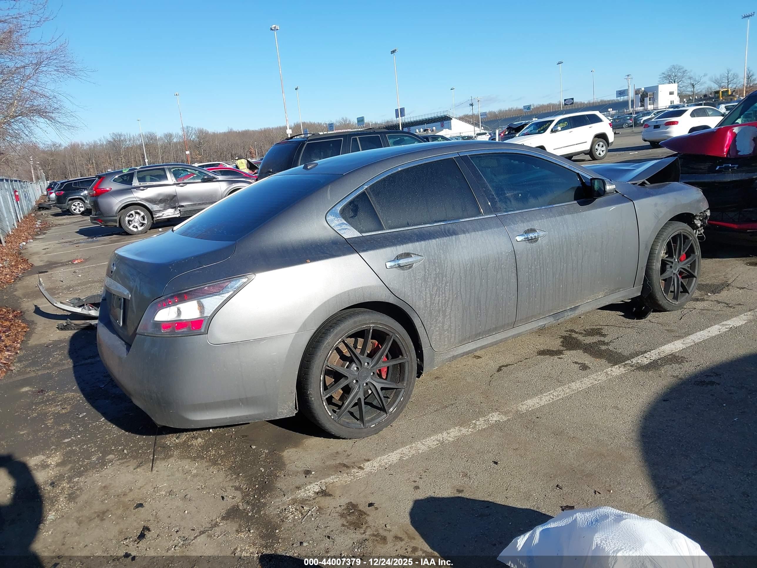 NISSAN MAXIMA image 4