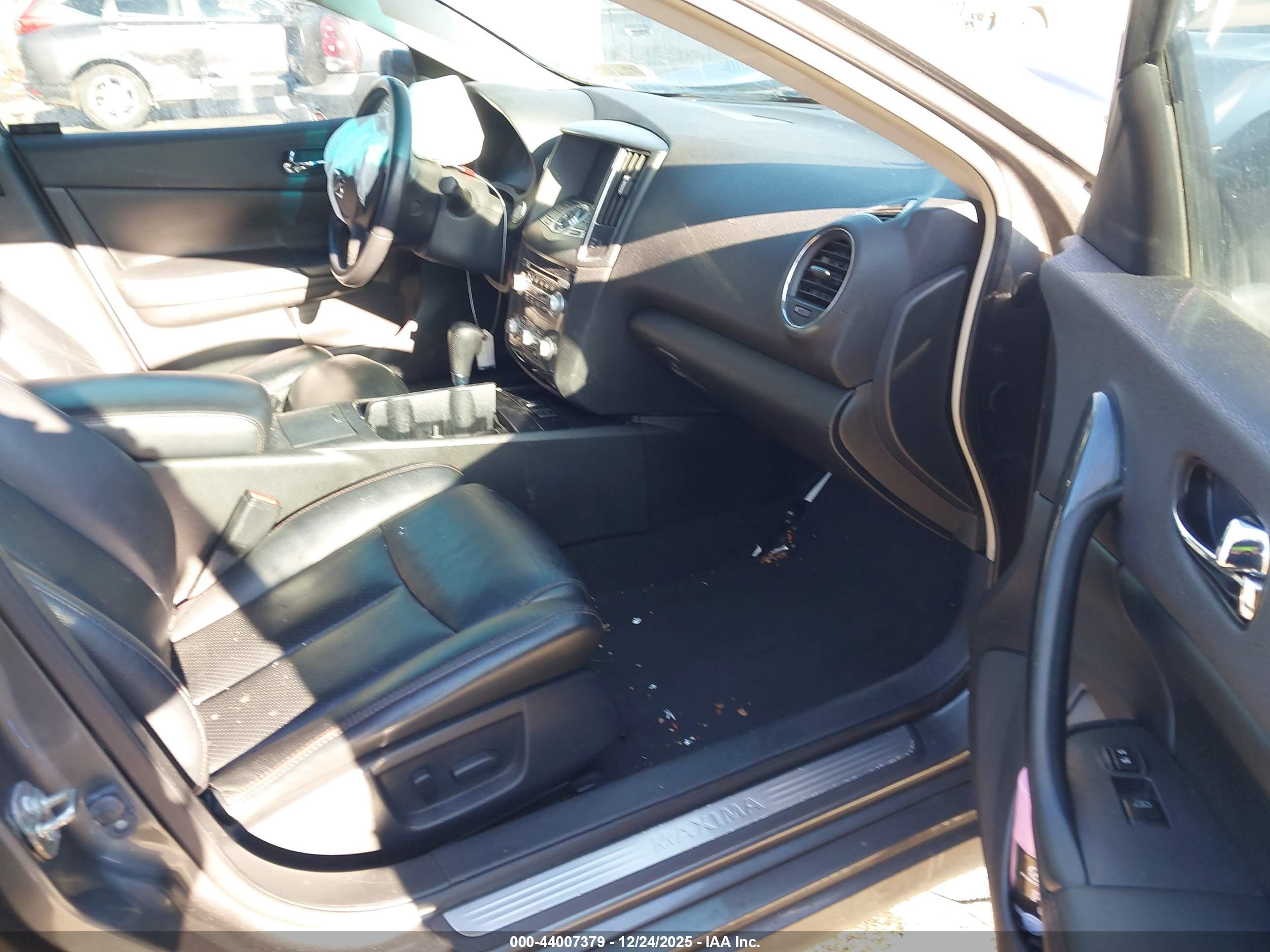 NISSAN MAXIMA image 5