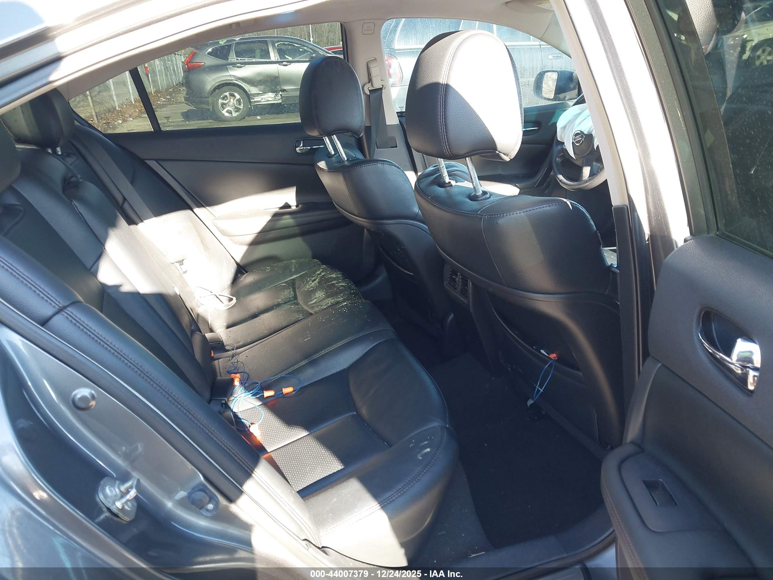 NISSAN MAXIMA image 8