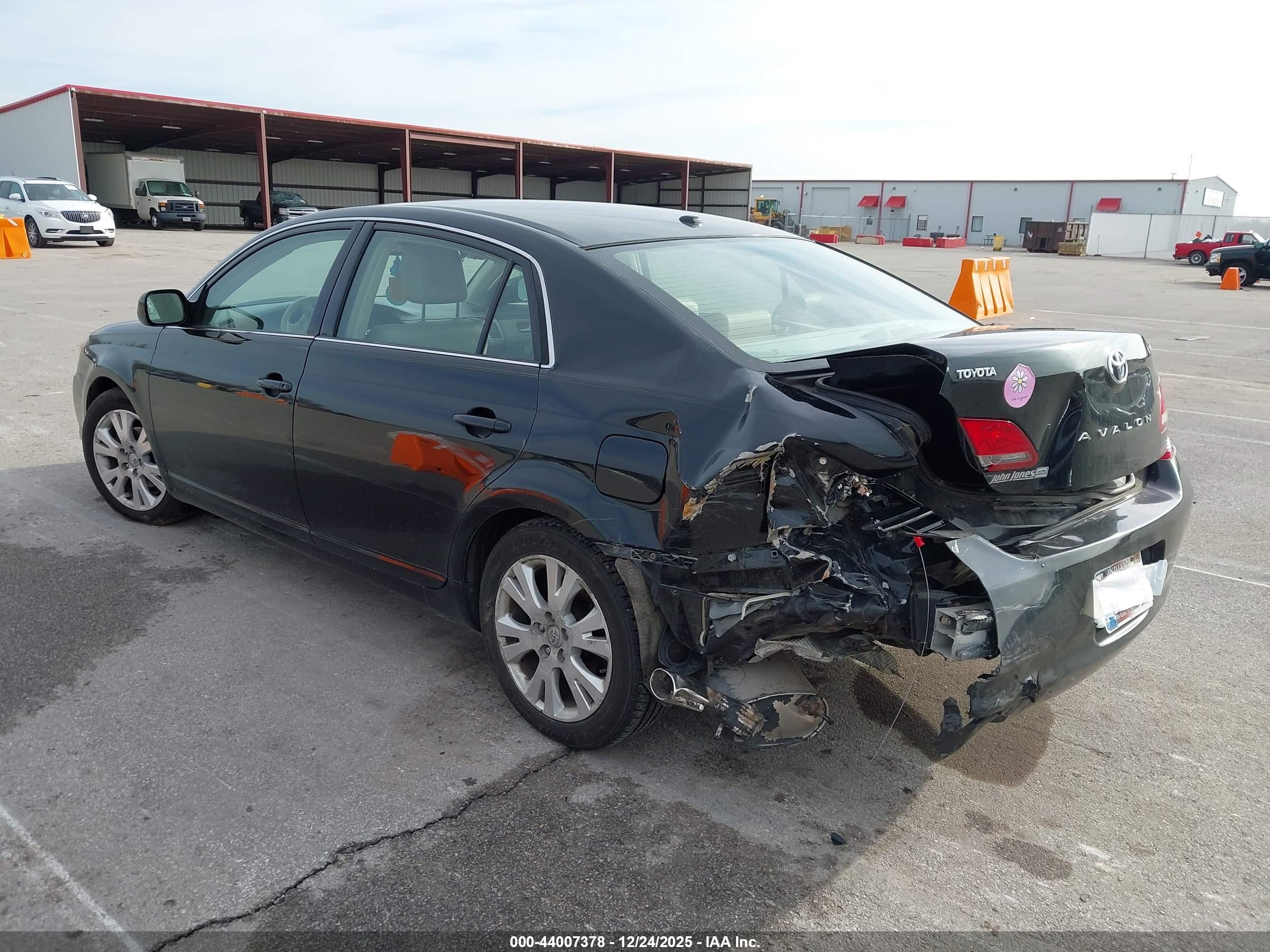 TOYOTA AVALON image 3