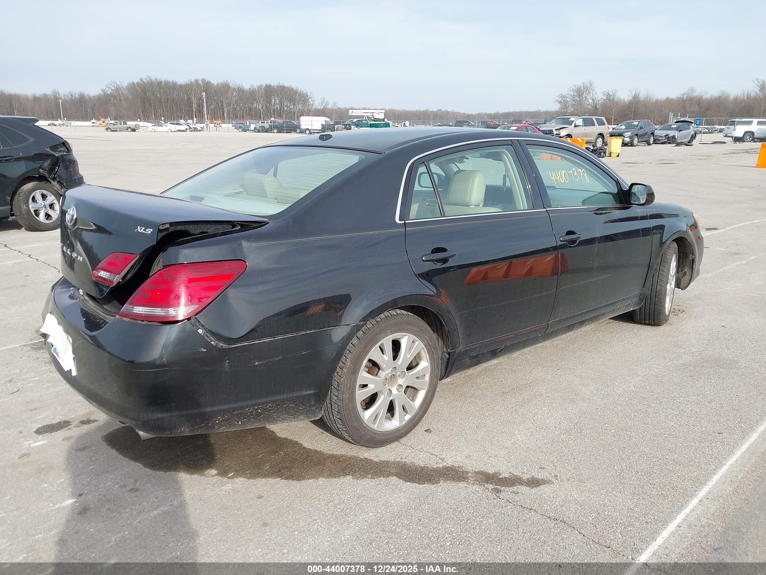 TOYOTA AVALON image 4