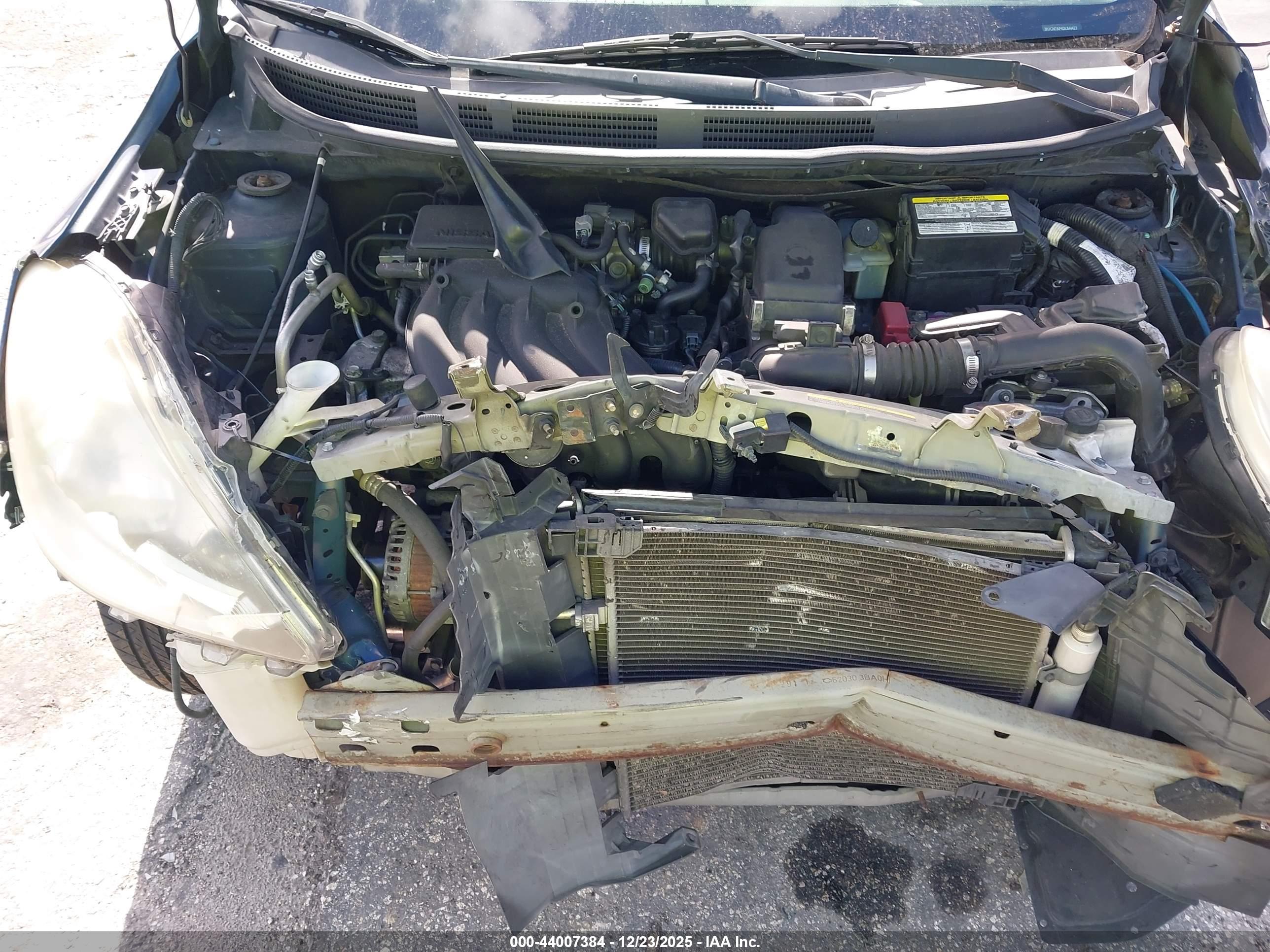 NISSAN VERSA image 10