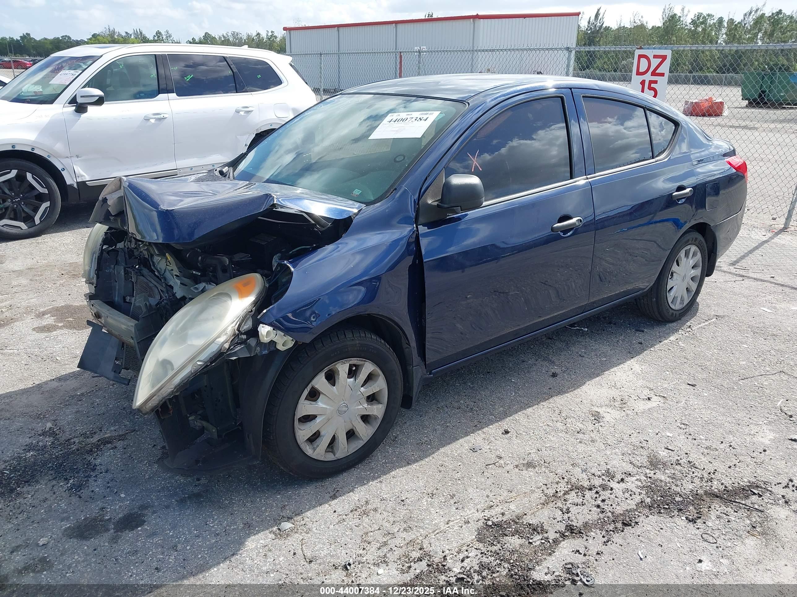 NISSAN VERSA image 2