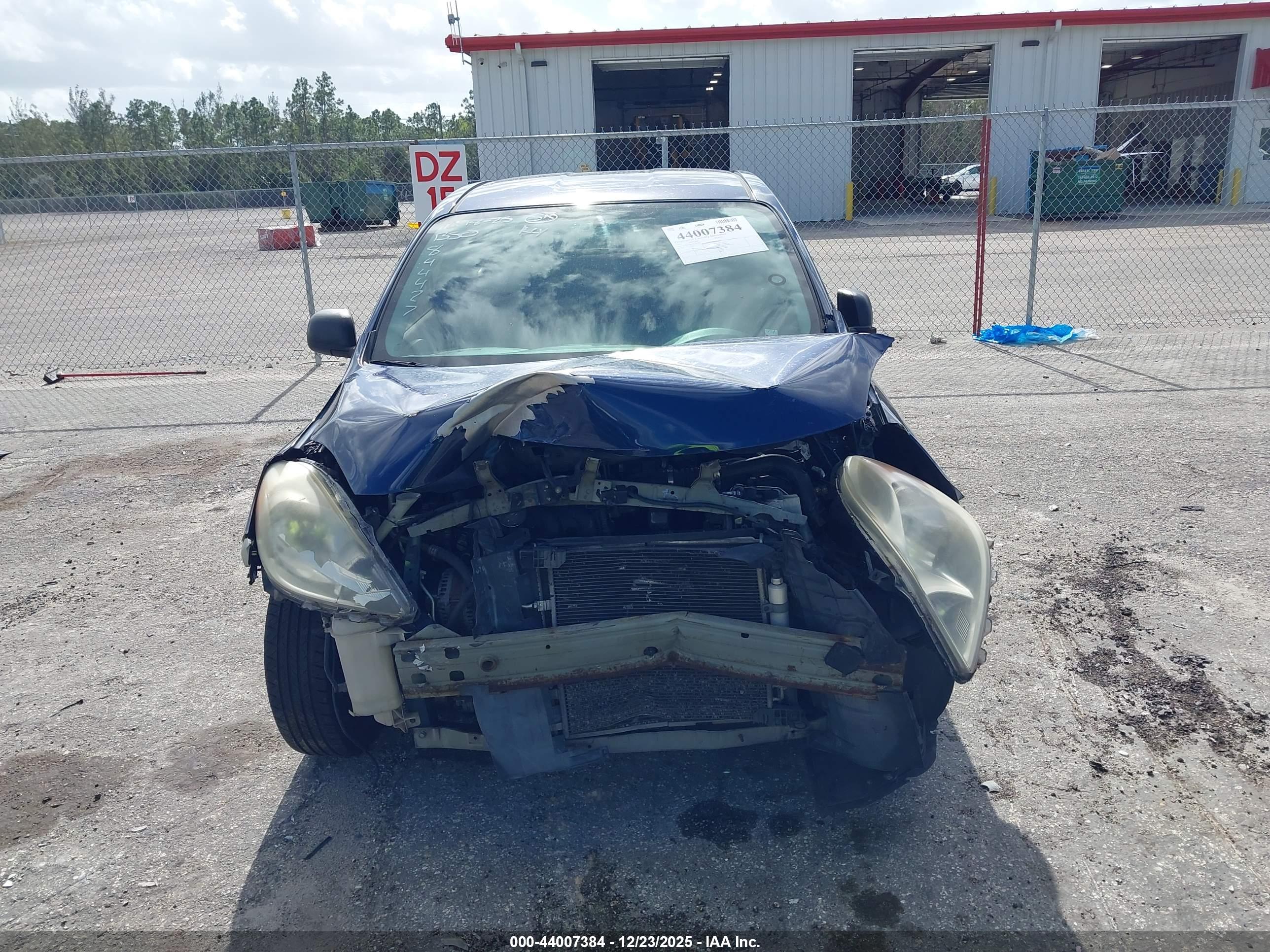 NISSAN VERSA image 6