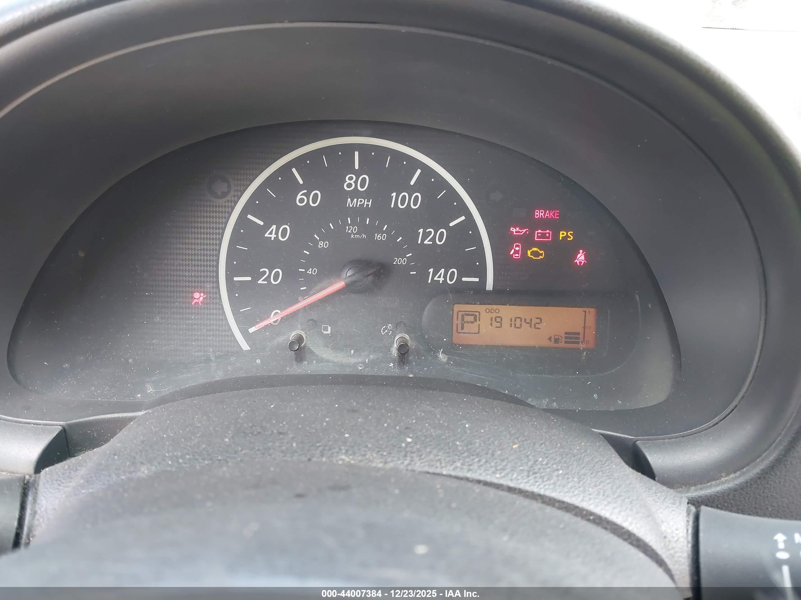 NISSAN VERSA image 7
