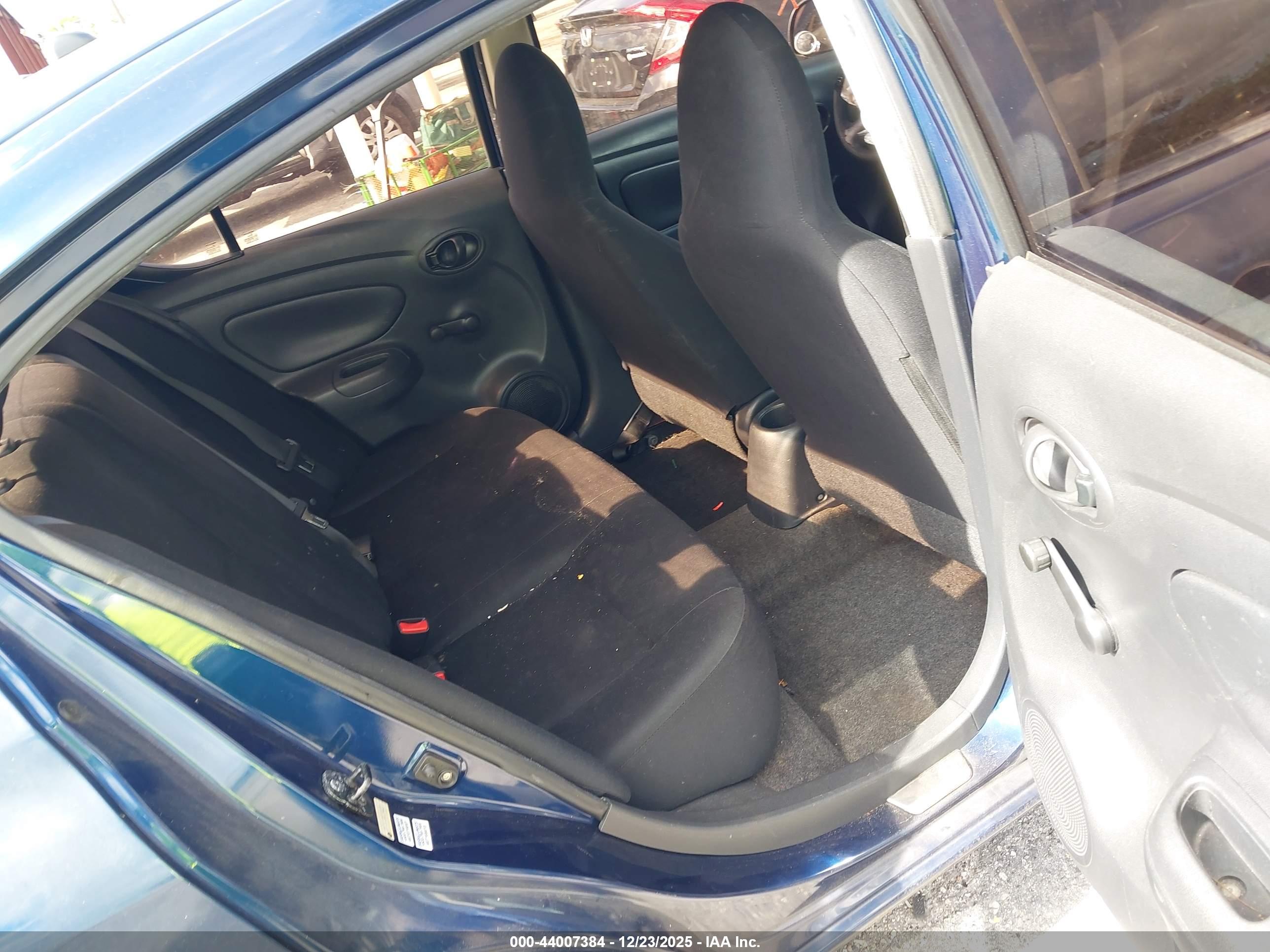 NISSAN VERSA image 8