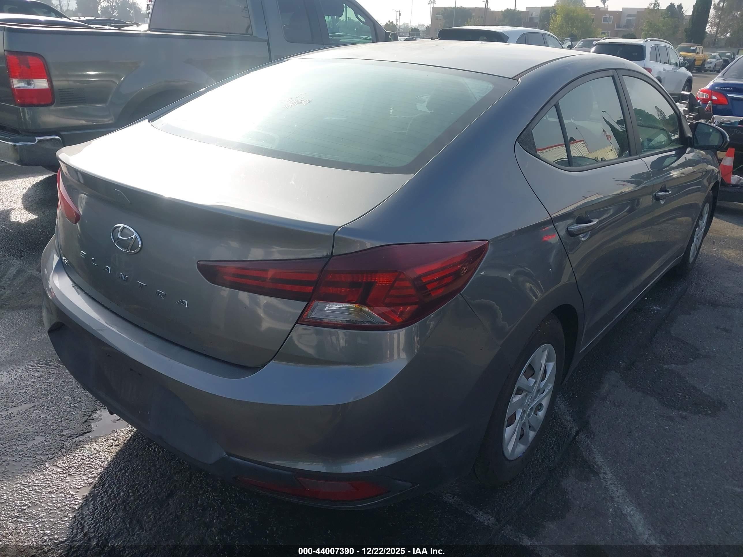 HYUNDAI ELANTRA image 4