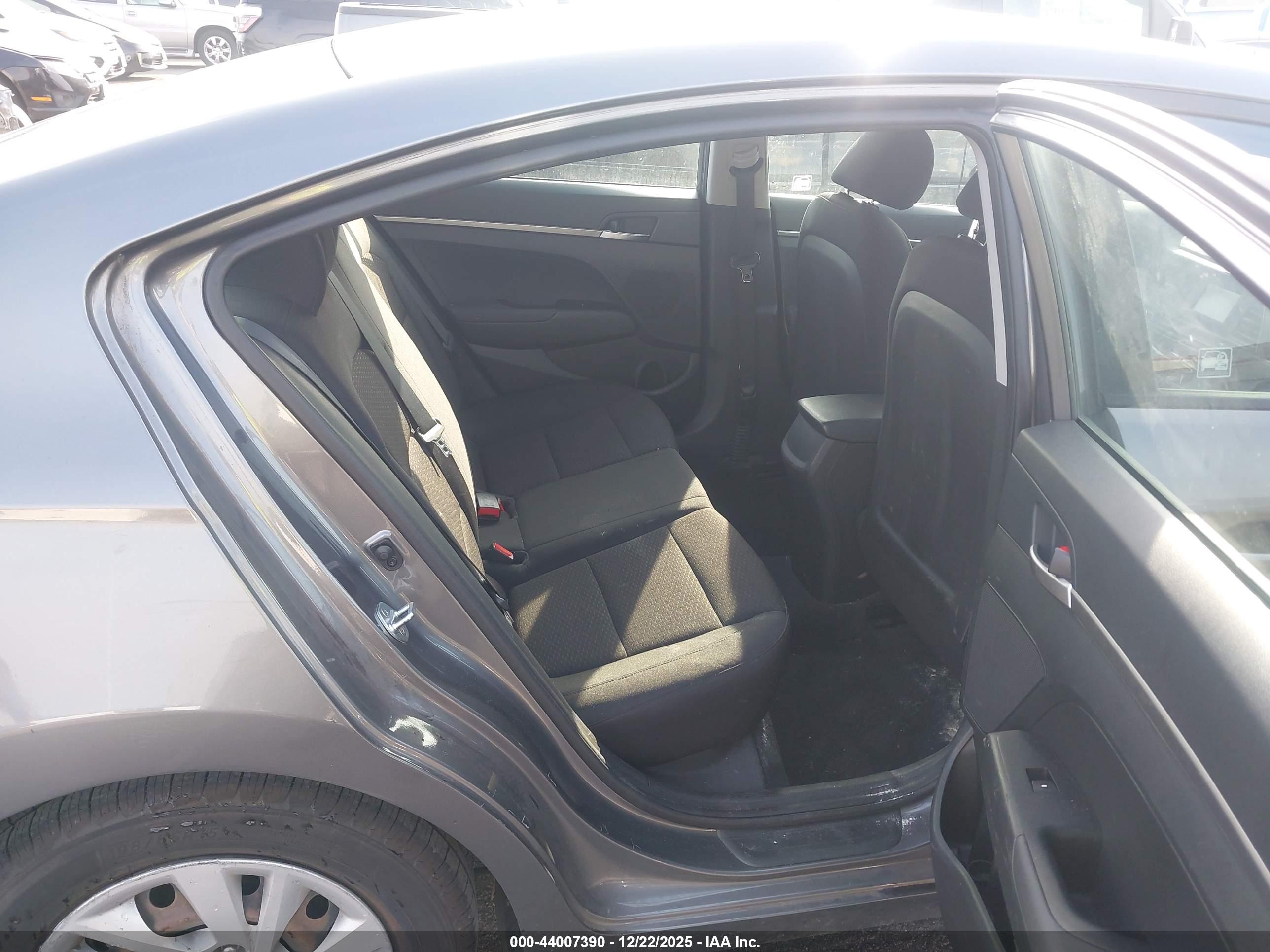 HYUNDAI ELANTRA image 8