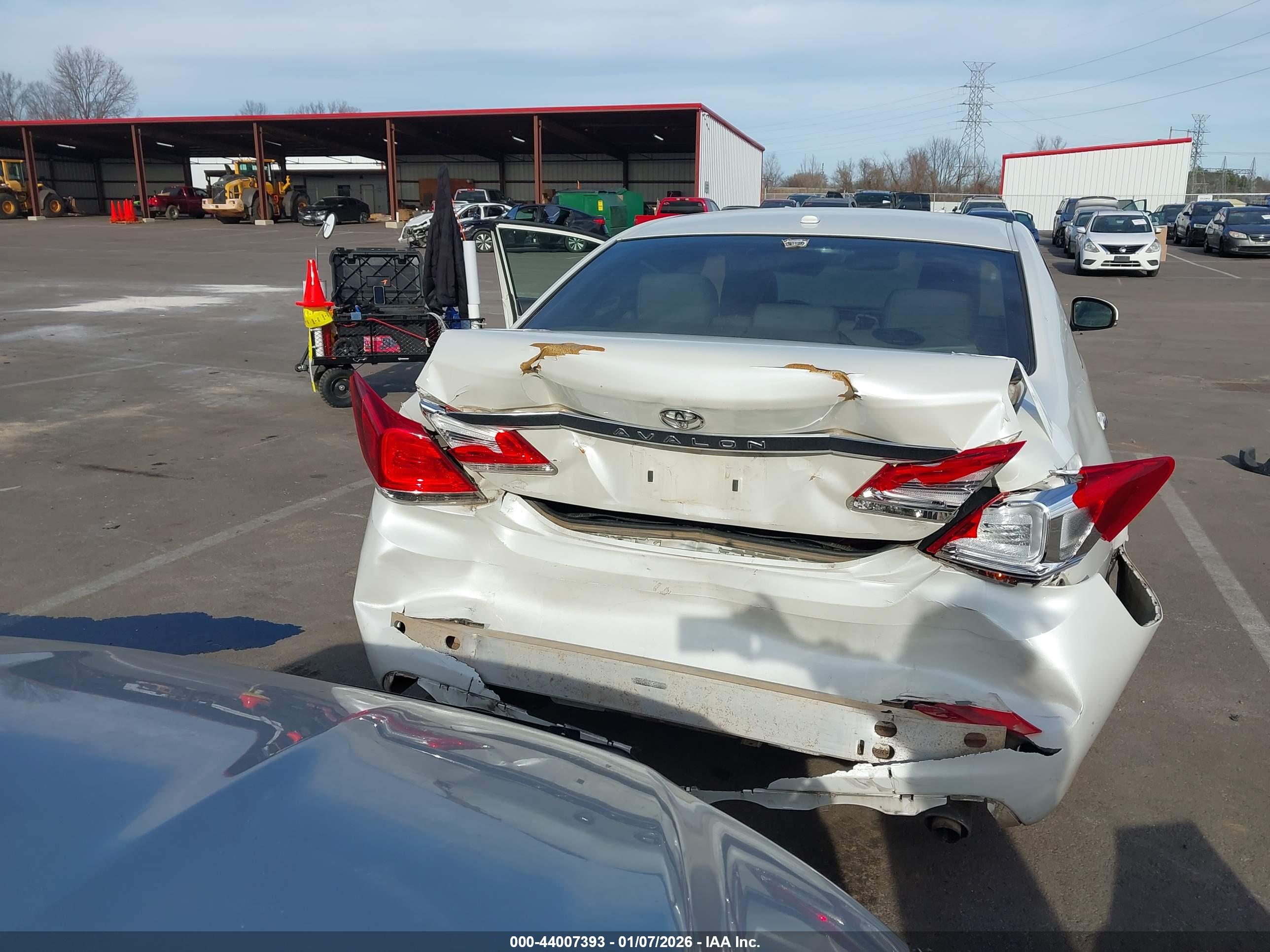 TOYOTA AVALON image 6