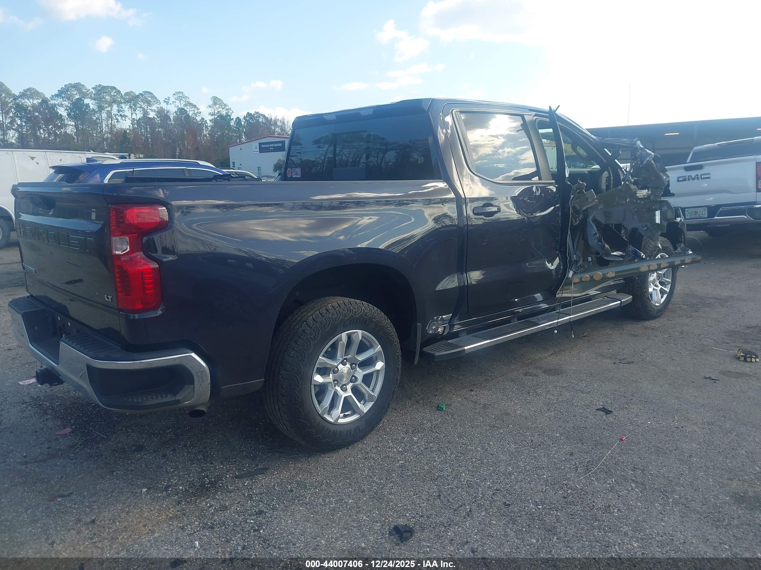 CHEVROLET SILVERADO image 4