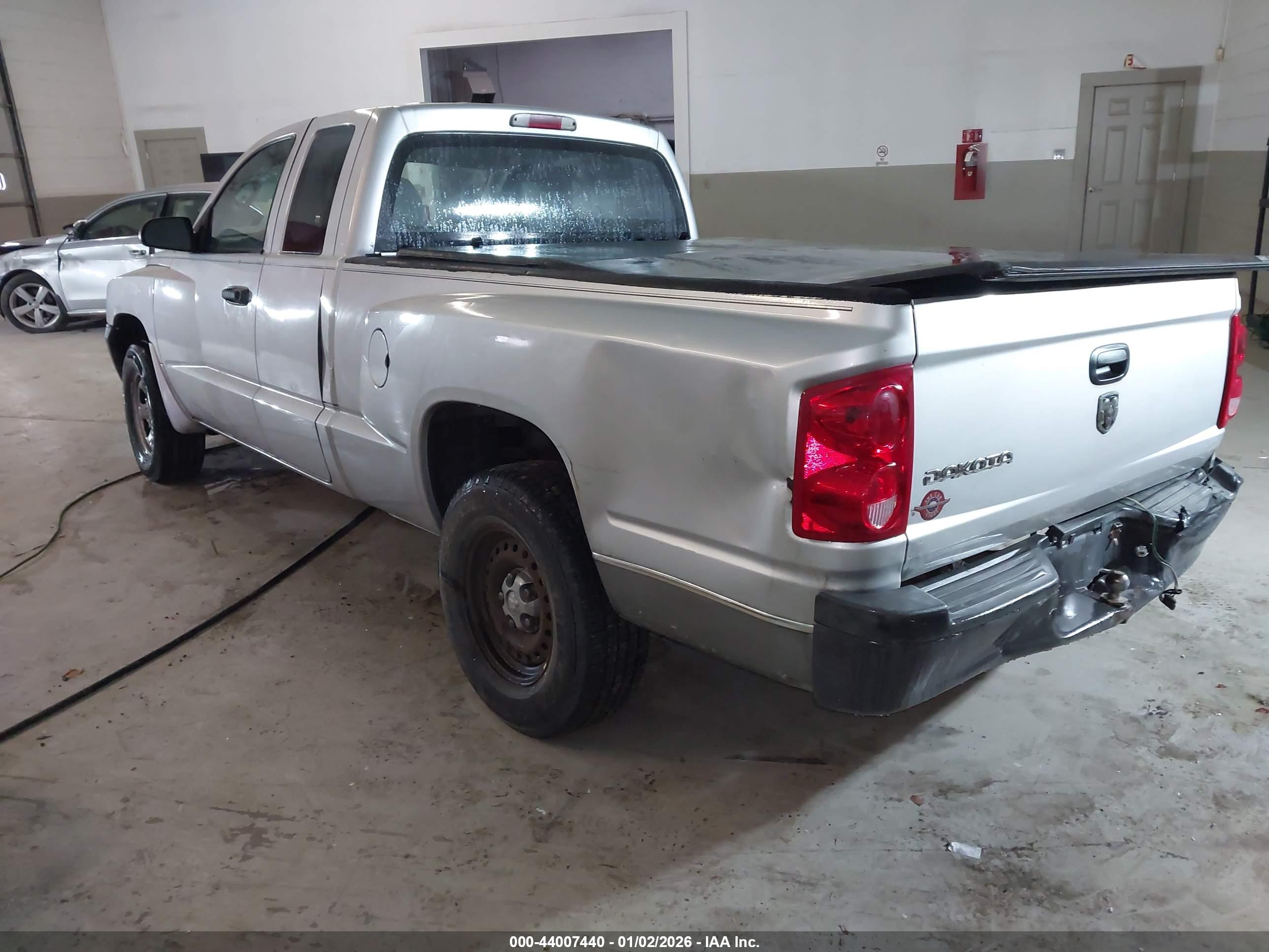 DODGE DAKOTA image 3