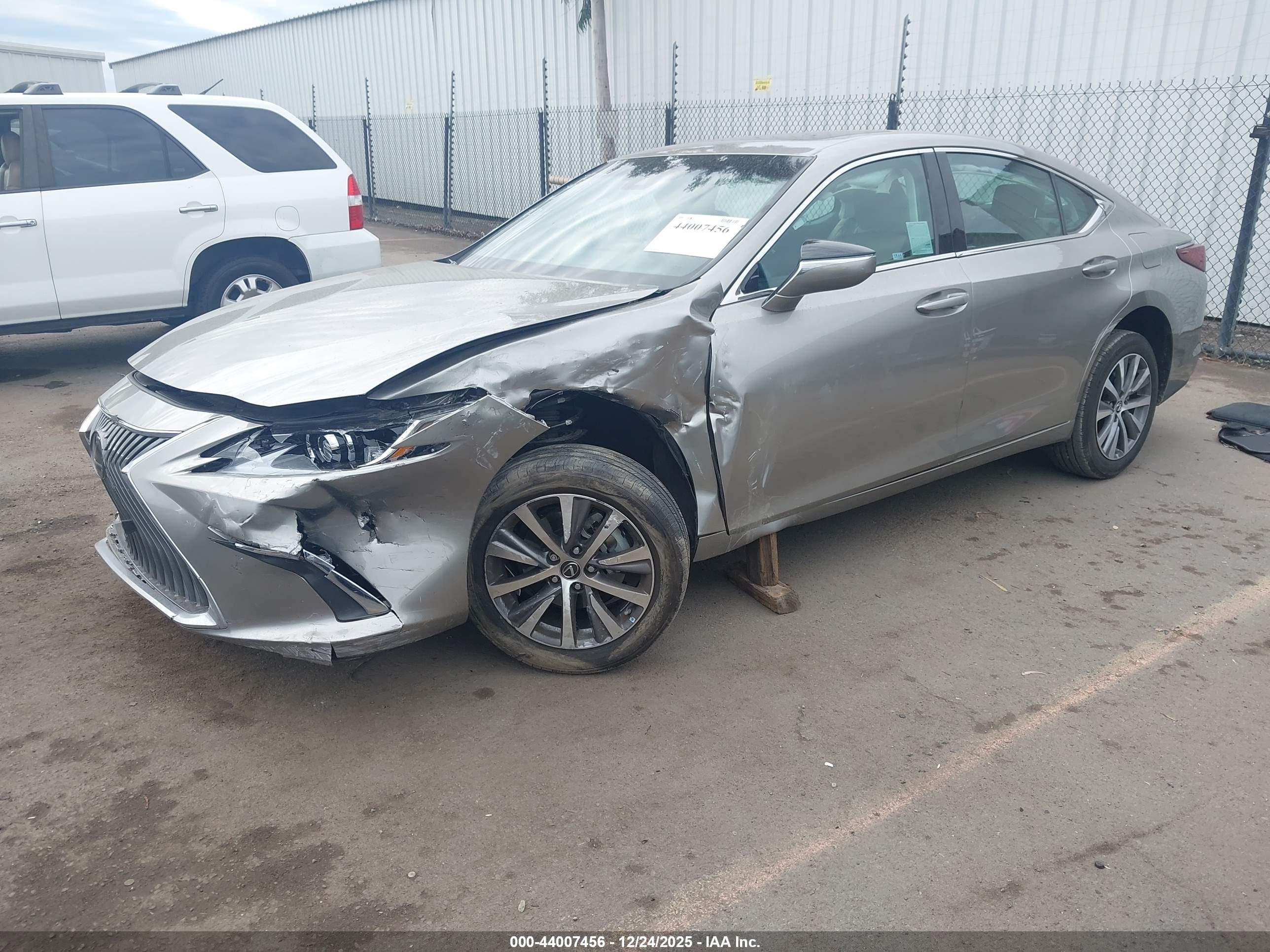 LEXUS ES image 2