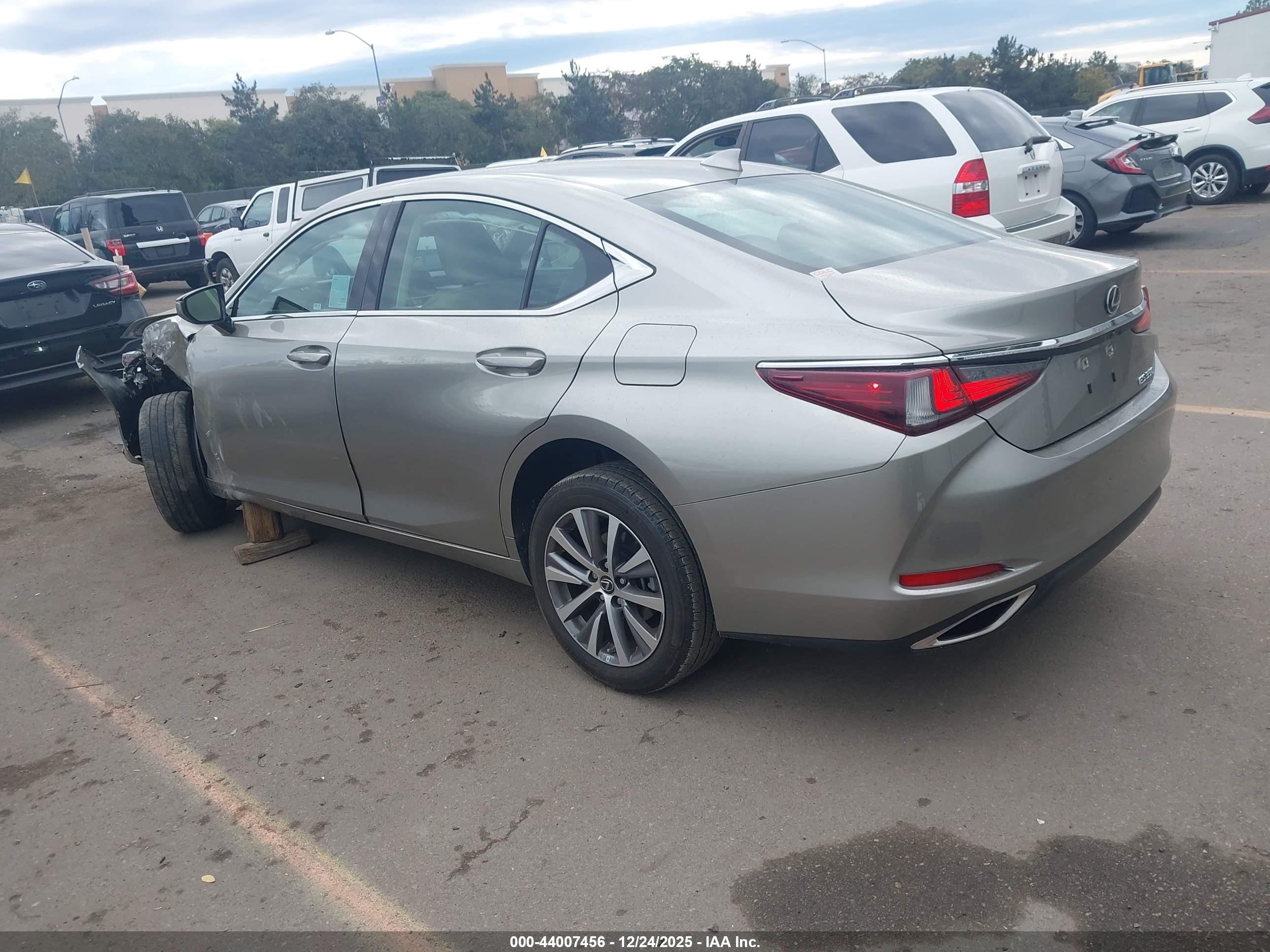 LEXUS ES image 3