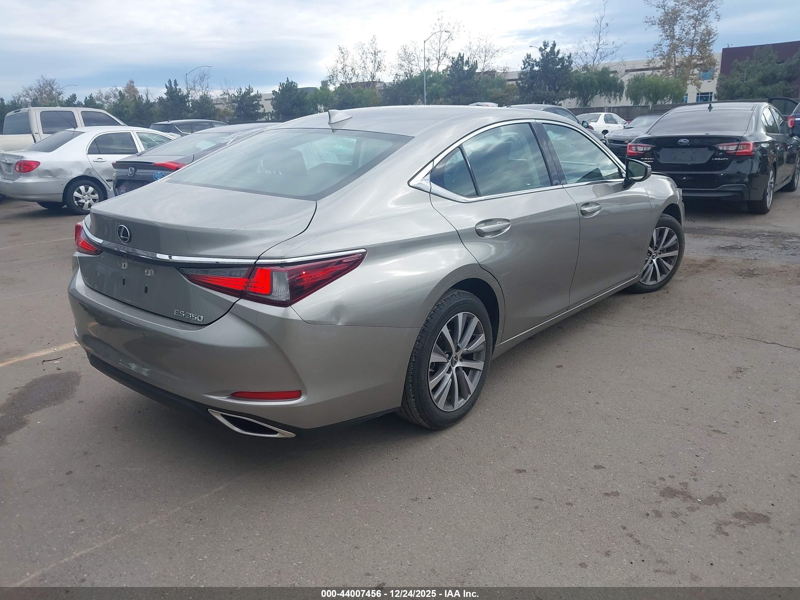 LEXUS ES image 4