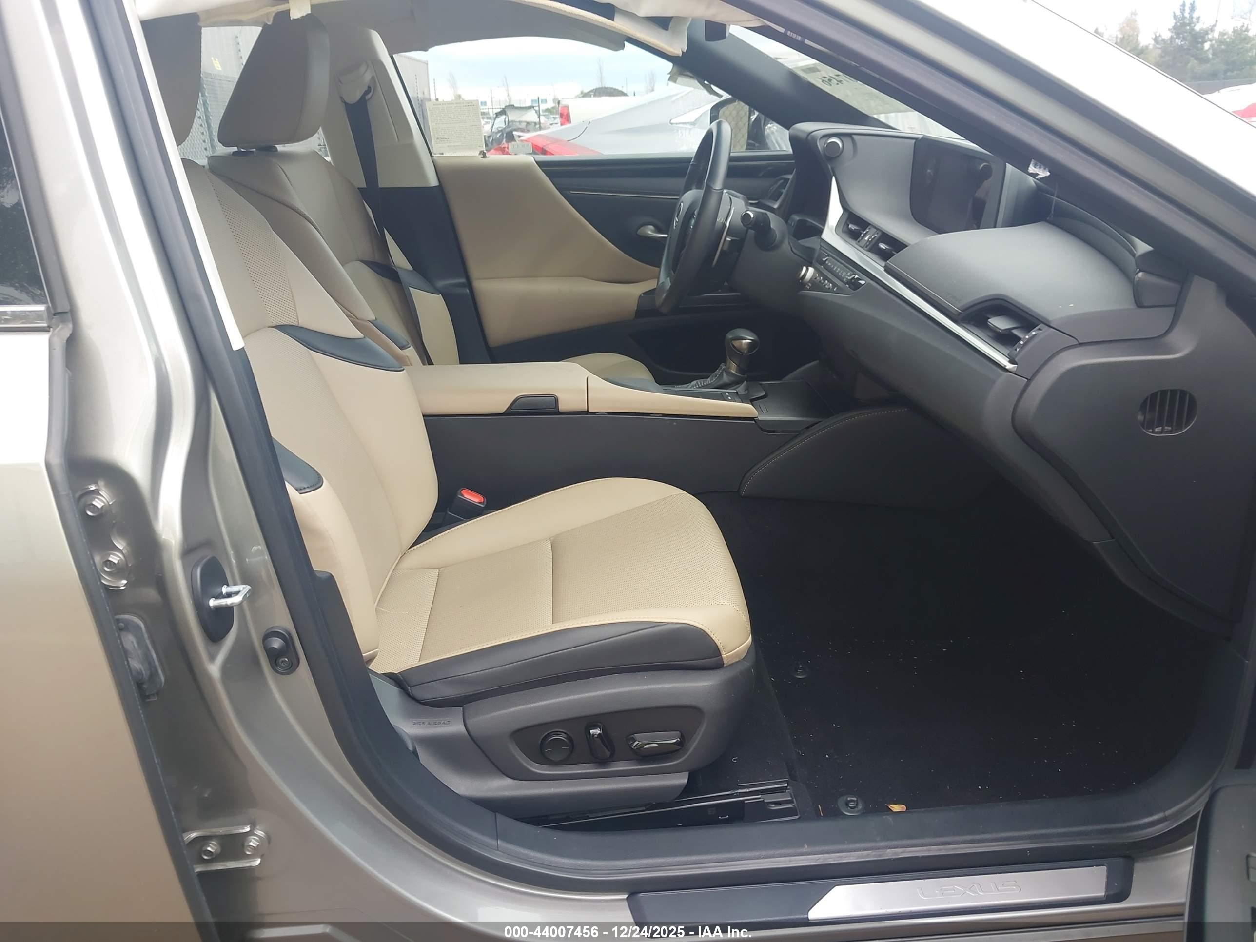 LEXUS ES image 5
