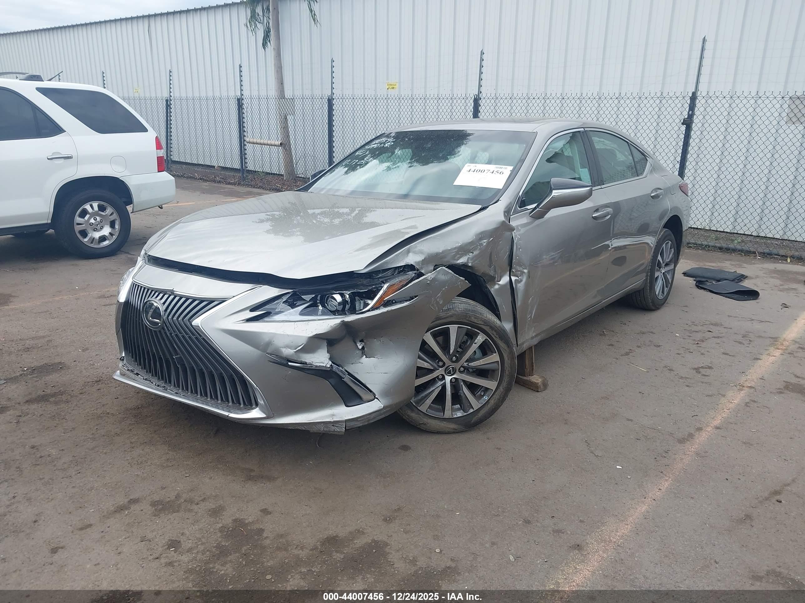 LEXUS ES image 6