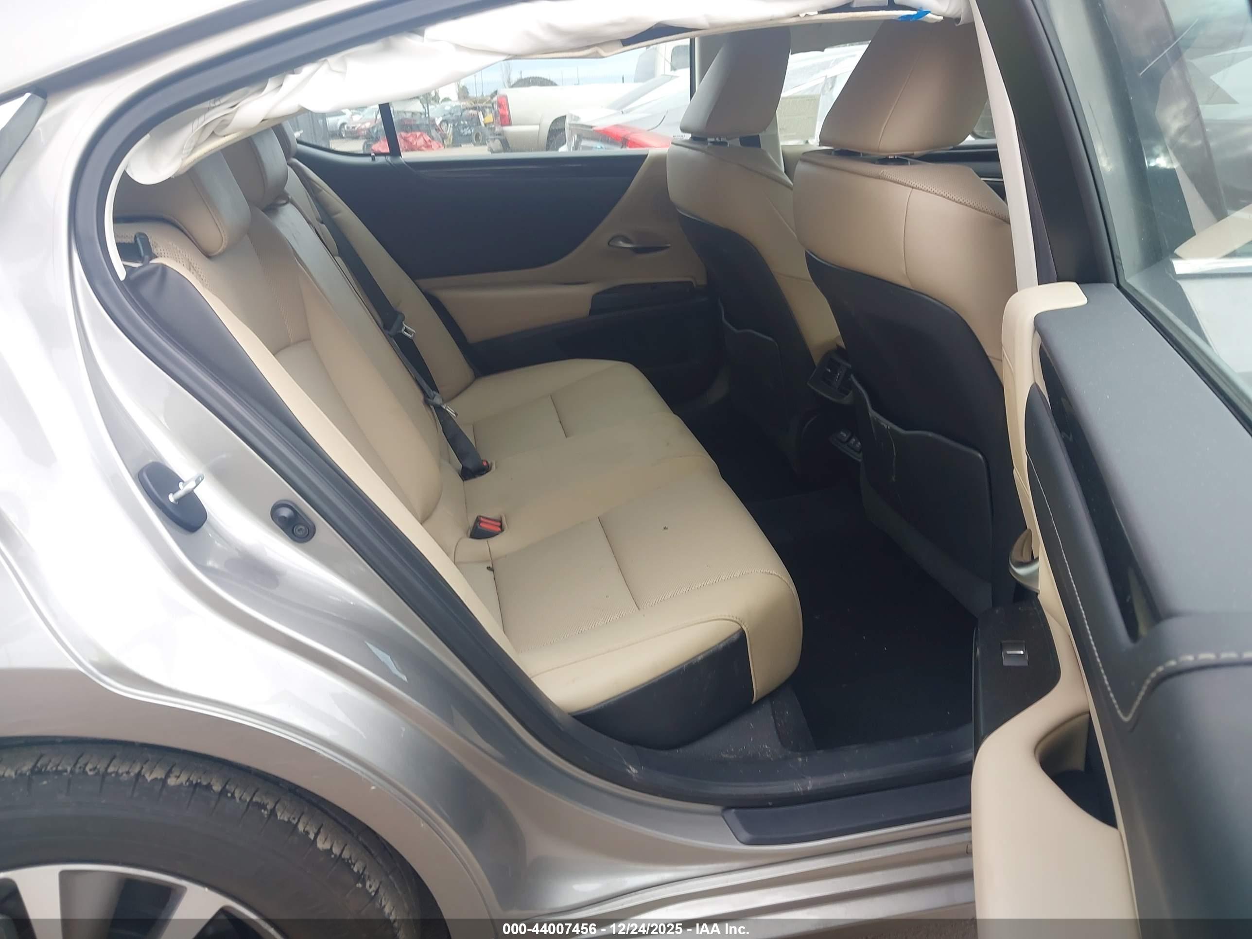 LEXUS ES image 8