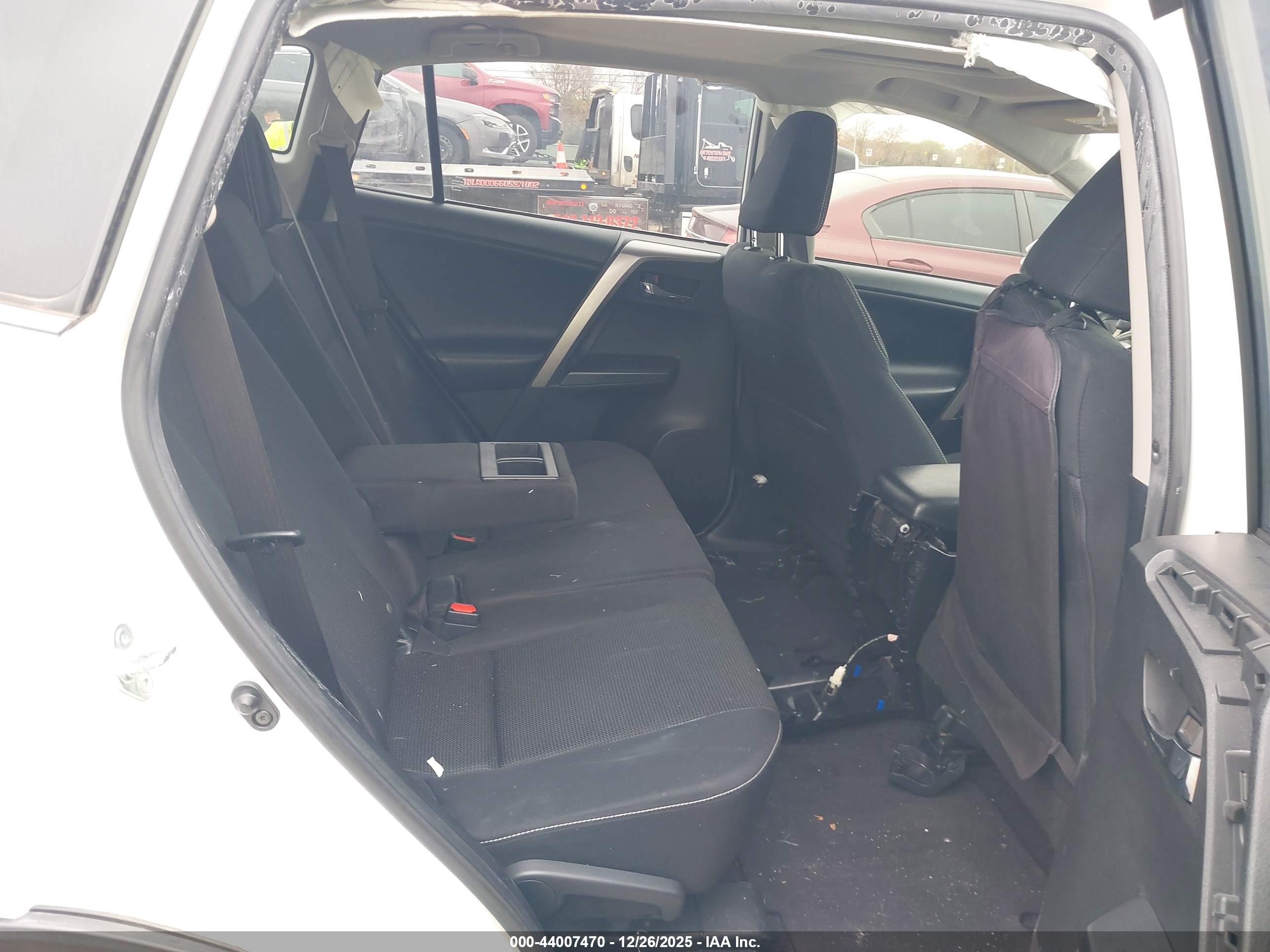 TOYOTA RAV4 image 8