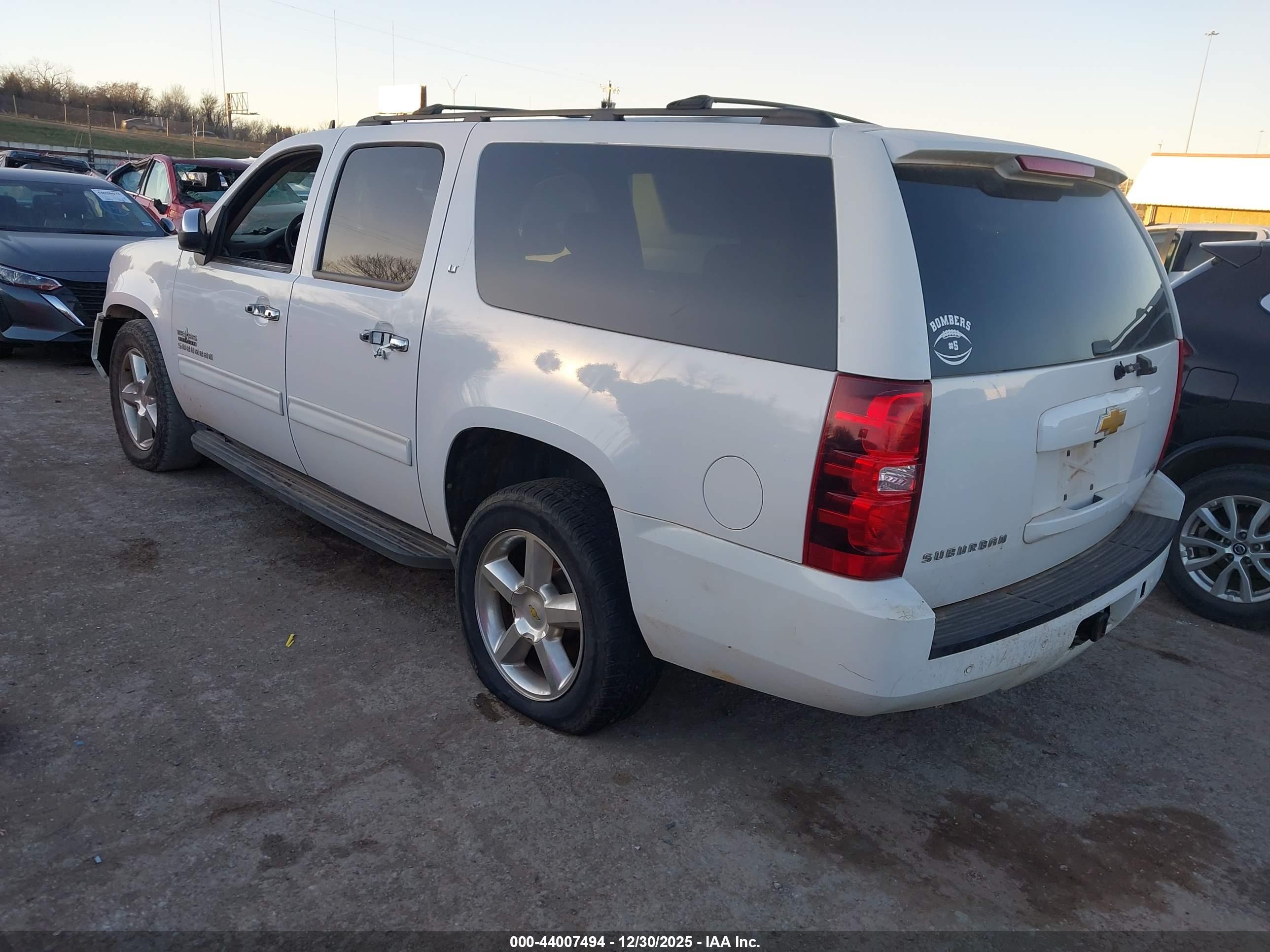 CHEVROLET SUBURBAN image 3