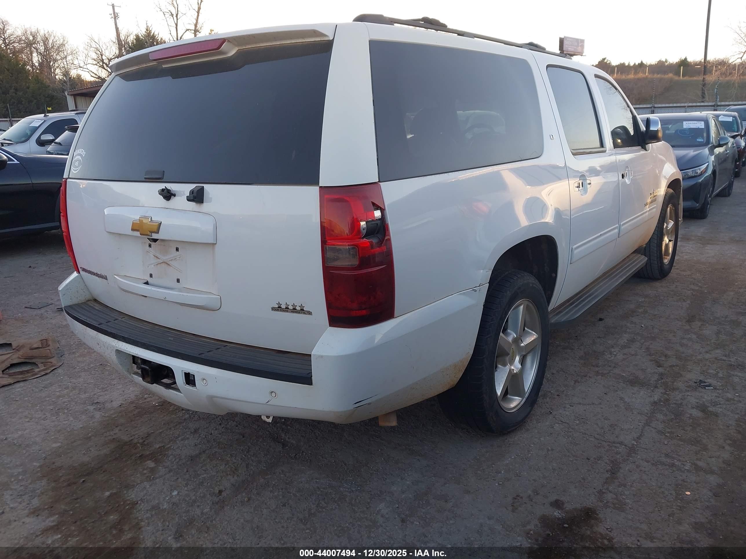CHEVROLET SUBURBAN image 4