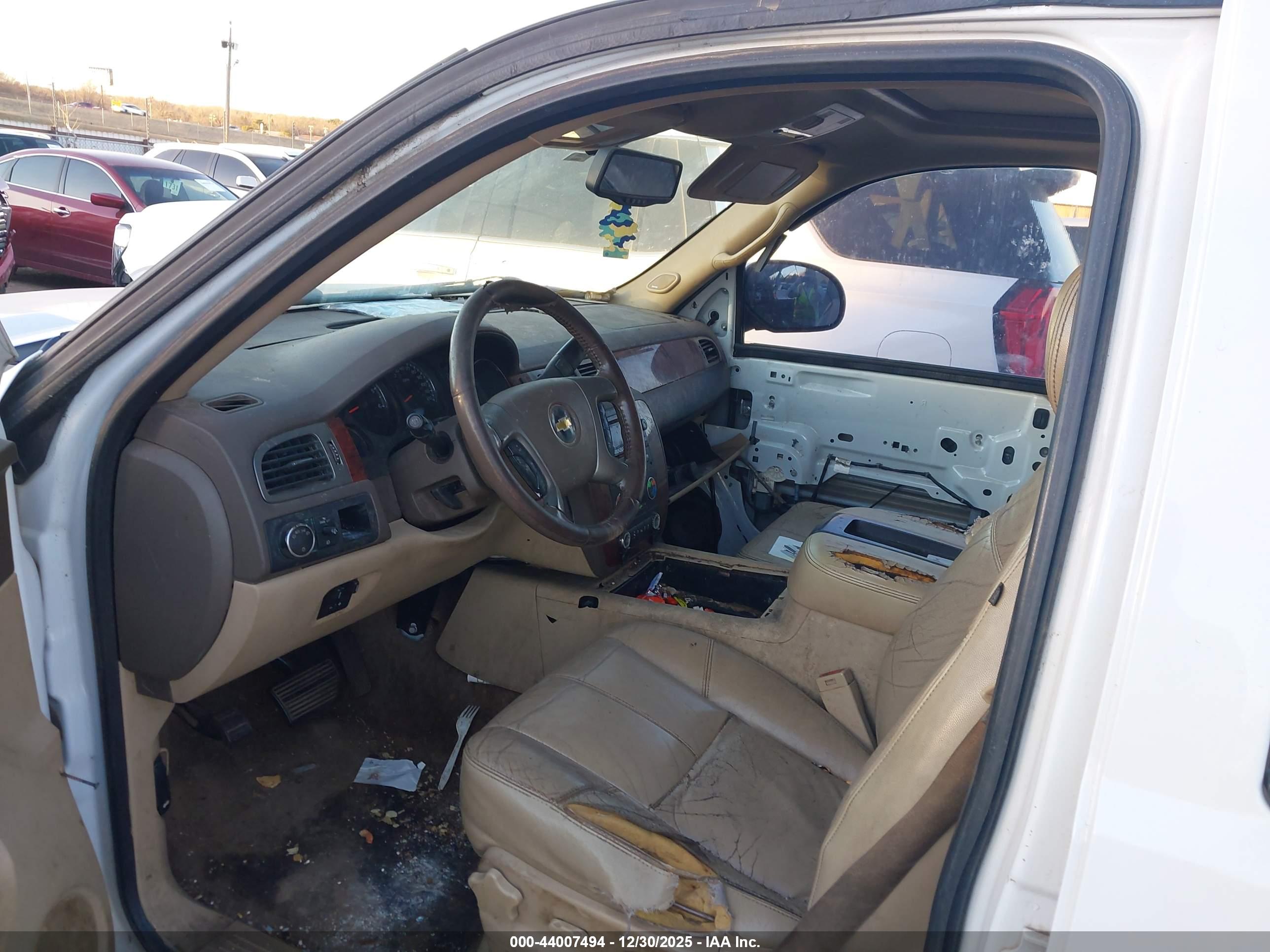 CHEVROLET SUBURBAN image 5