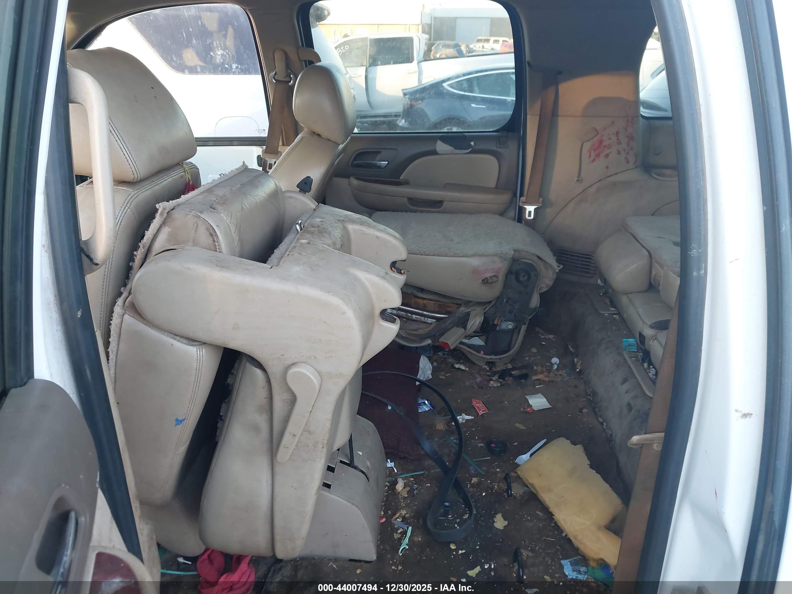 CHEVROLET SUBURBAN image 8