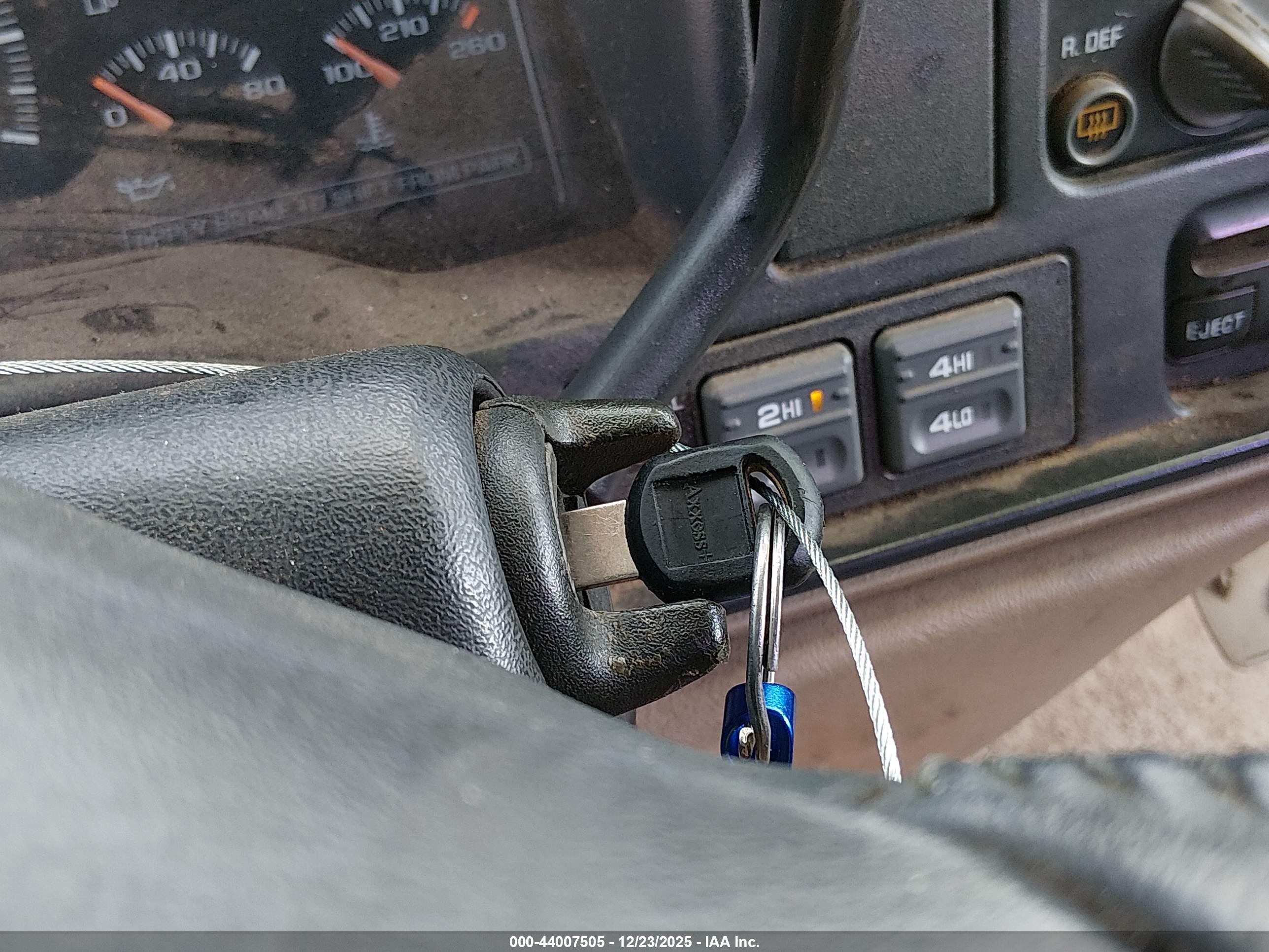 CHEVROLET SUBURBAN image 11