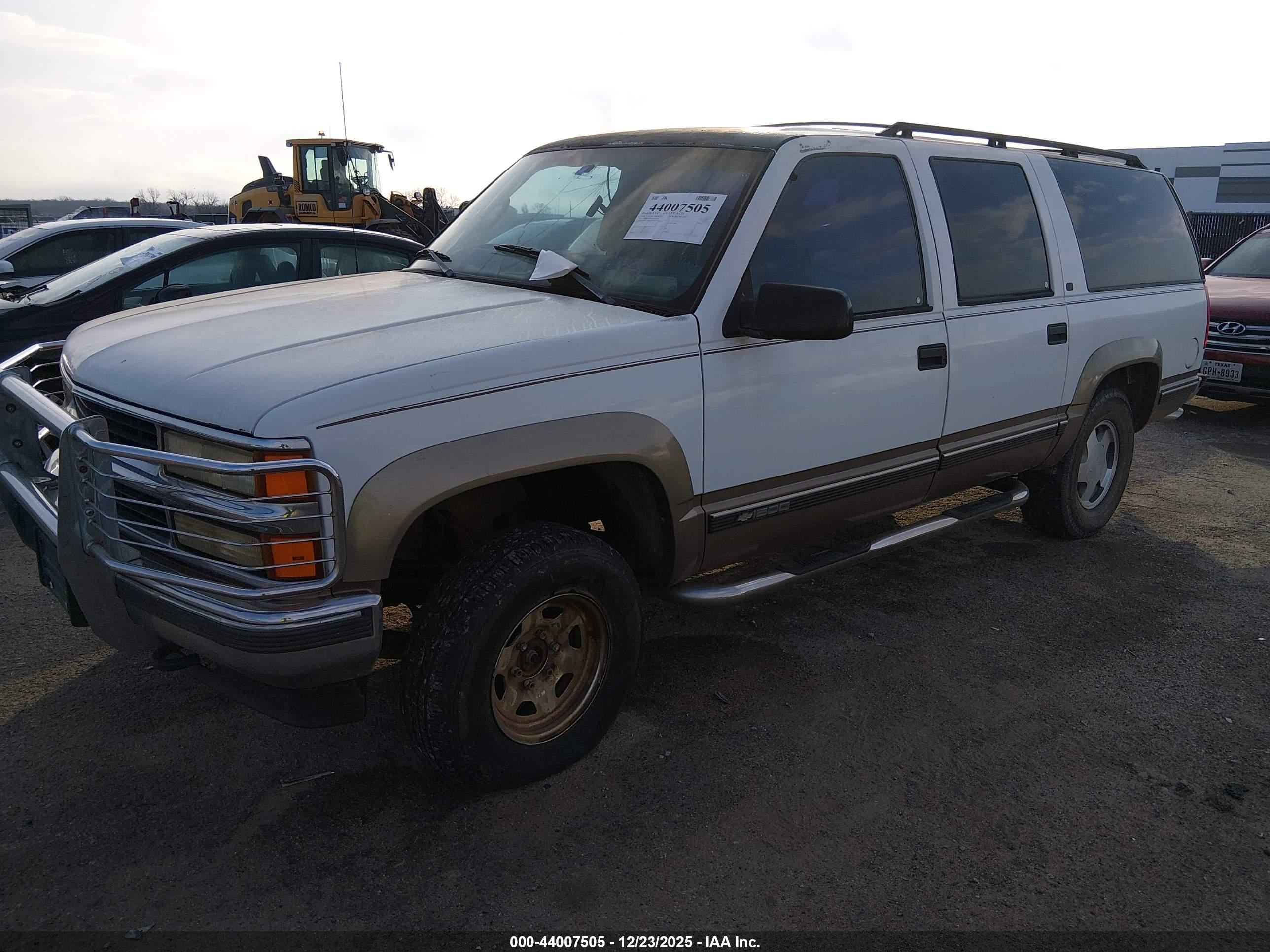 CHEVROLET SUBURBAN image 2