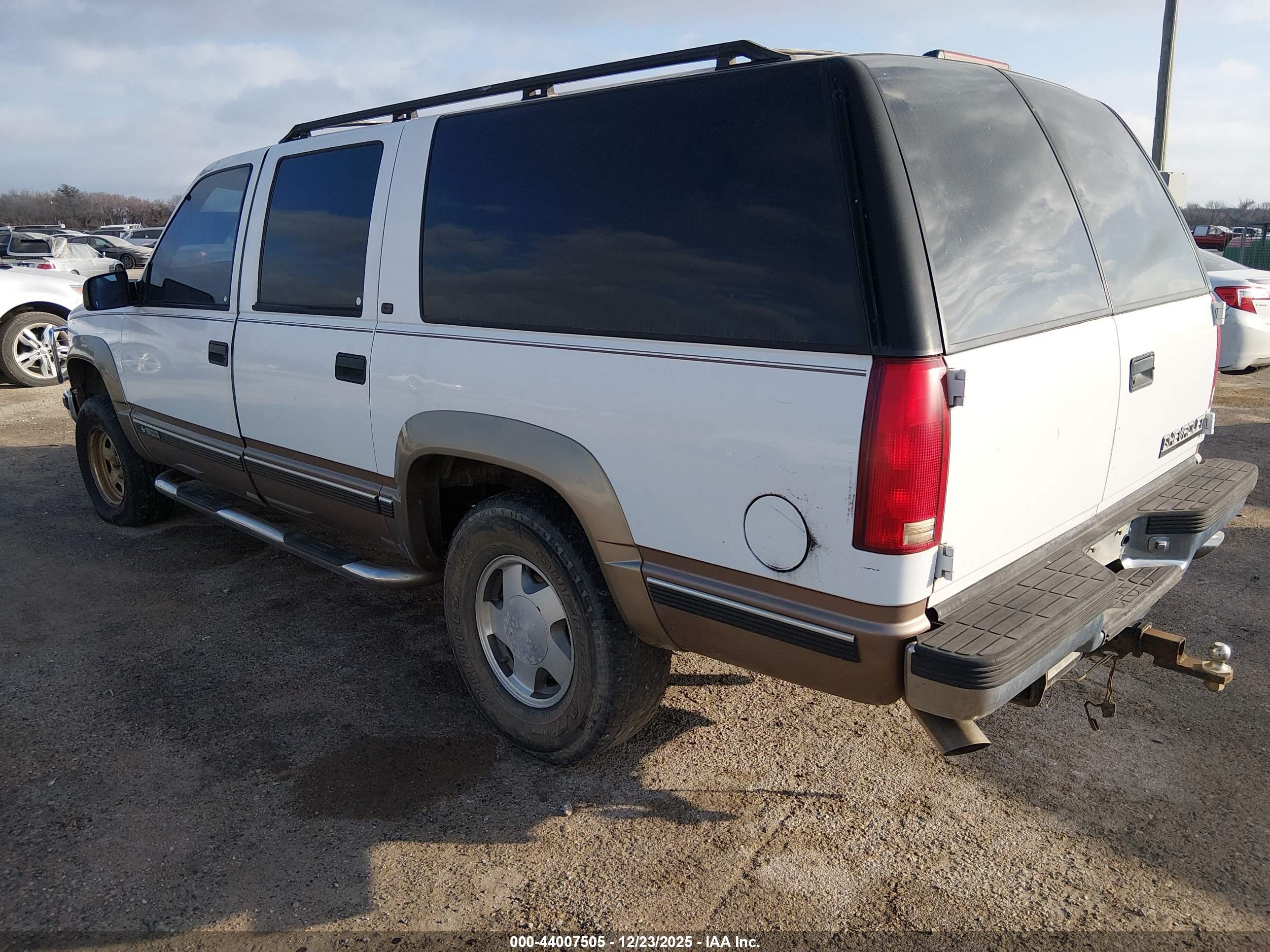 CHEVROLET SUBURBAN image 3