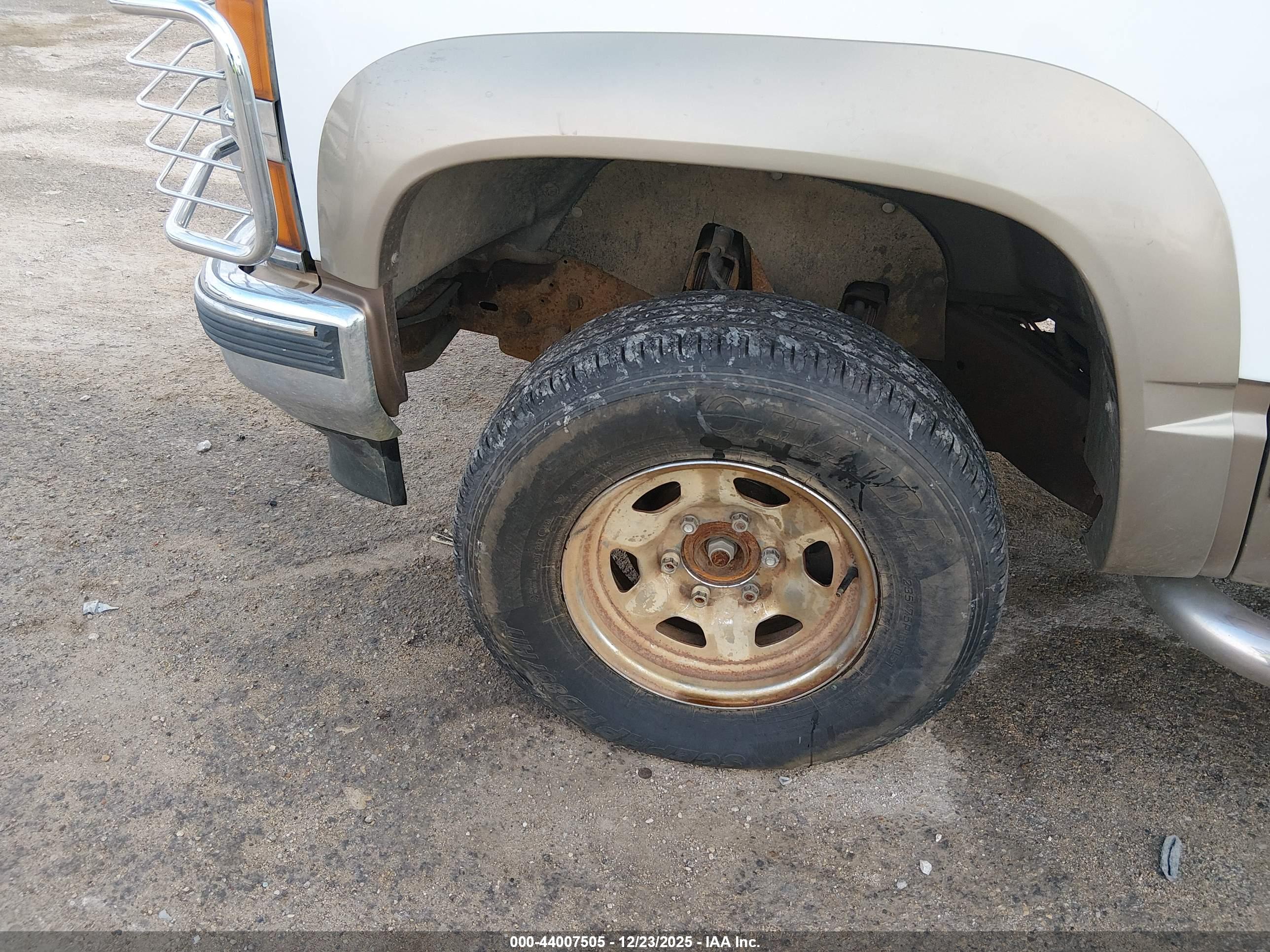 CHEVROLET SUBURBAN image 6