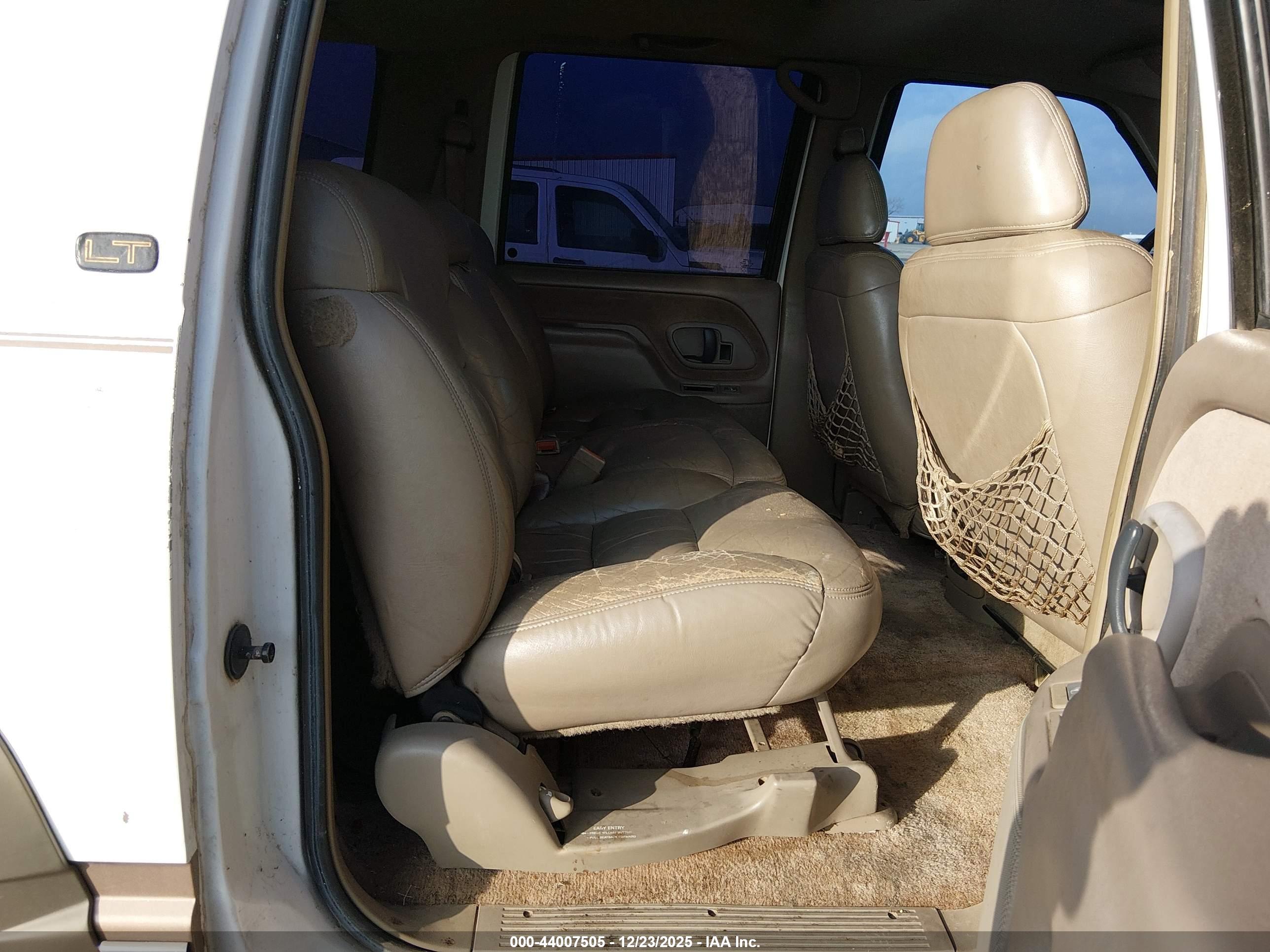 CHEVROLET SUBURBAN image 8