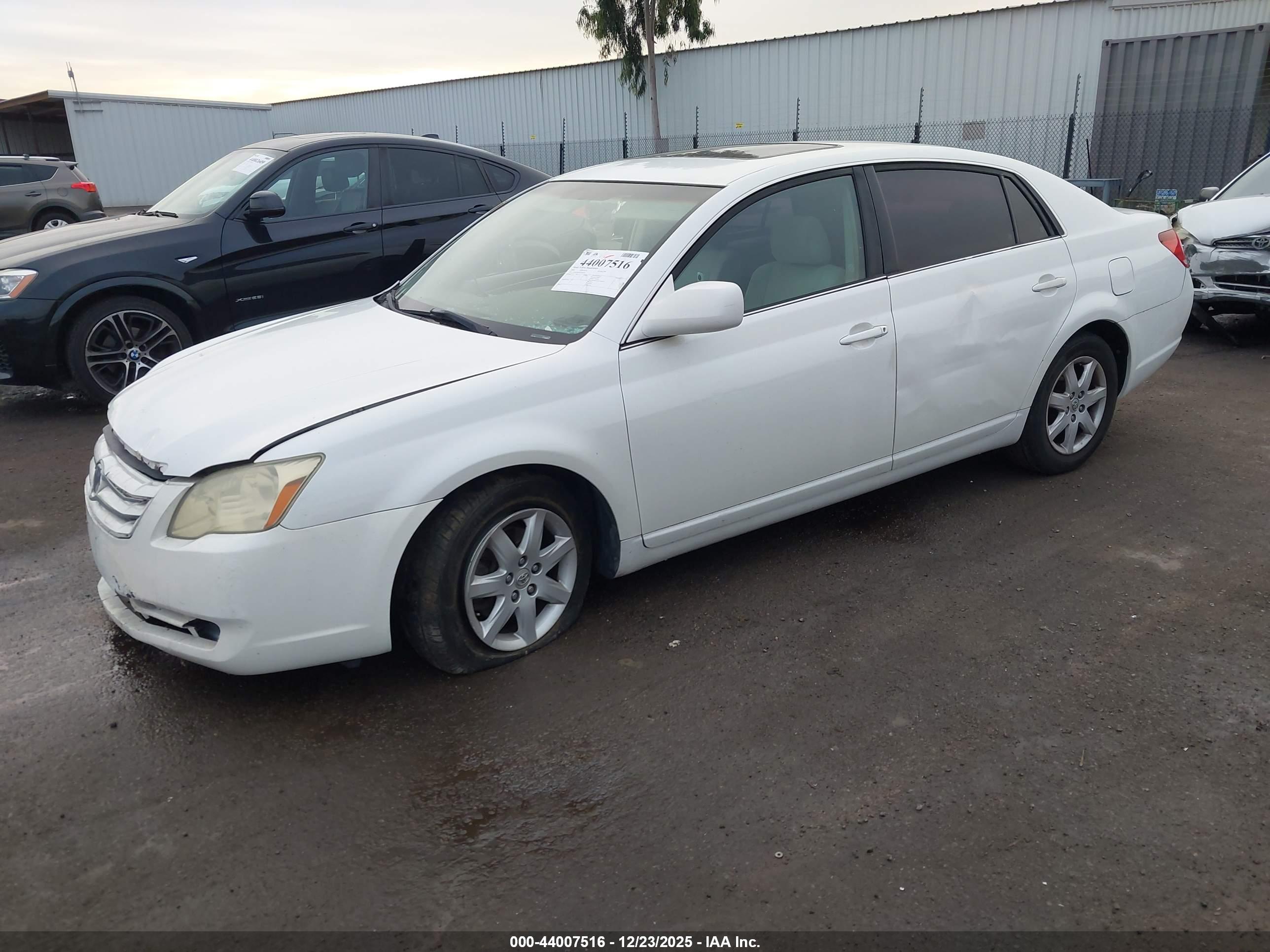 TOYOTA AVALON image 2