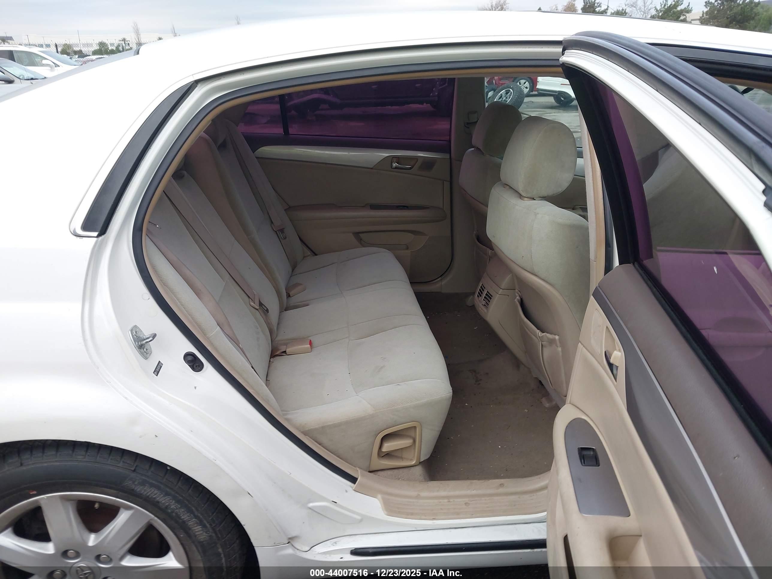 TOYOTA AVALON image 8