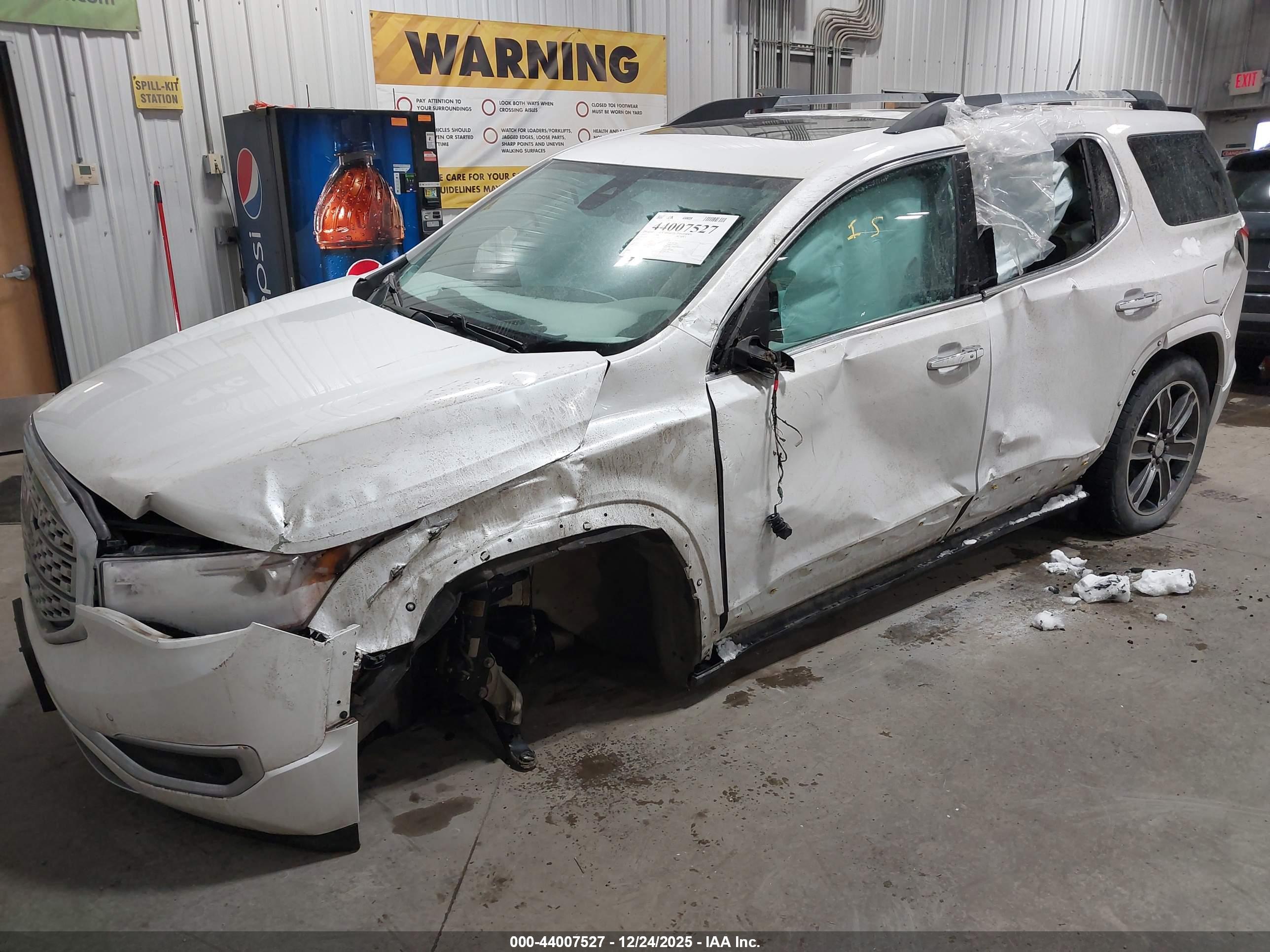 GMC ACADIA image 2
