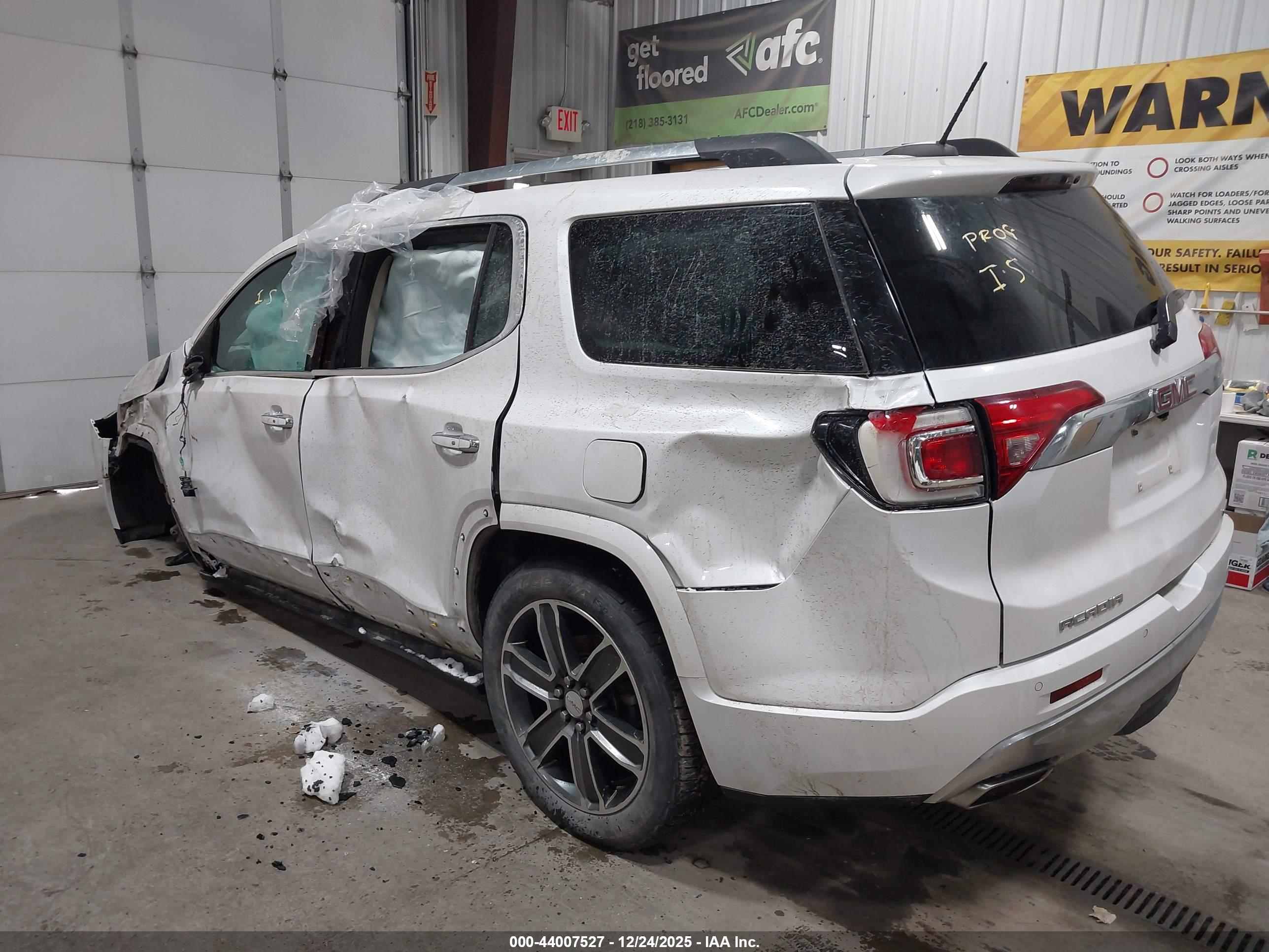 GMC ACADIA image 3