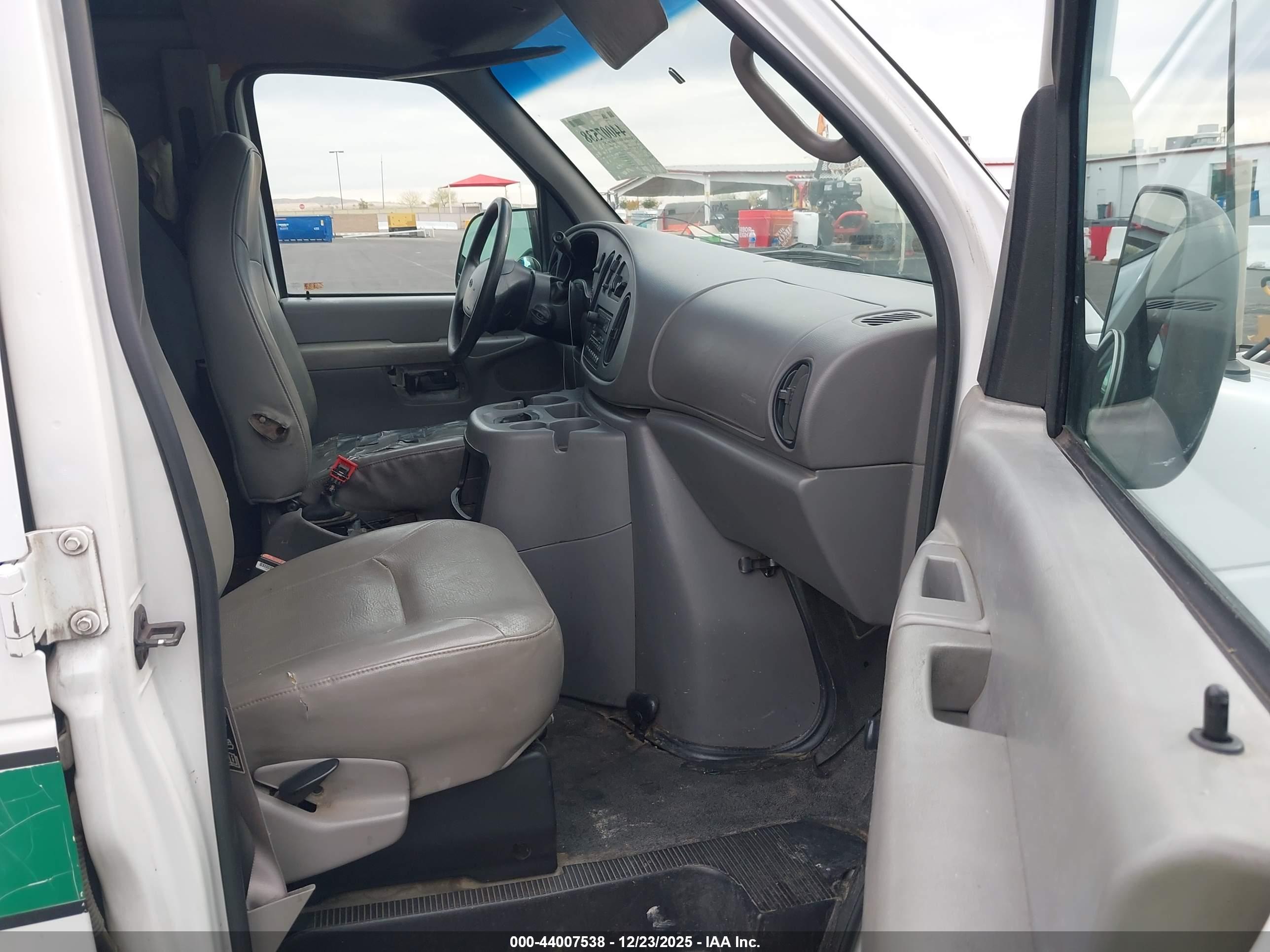 FORD E-250 image 5