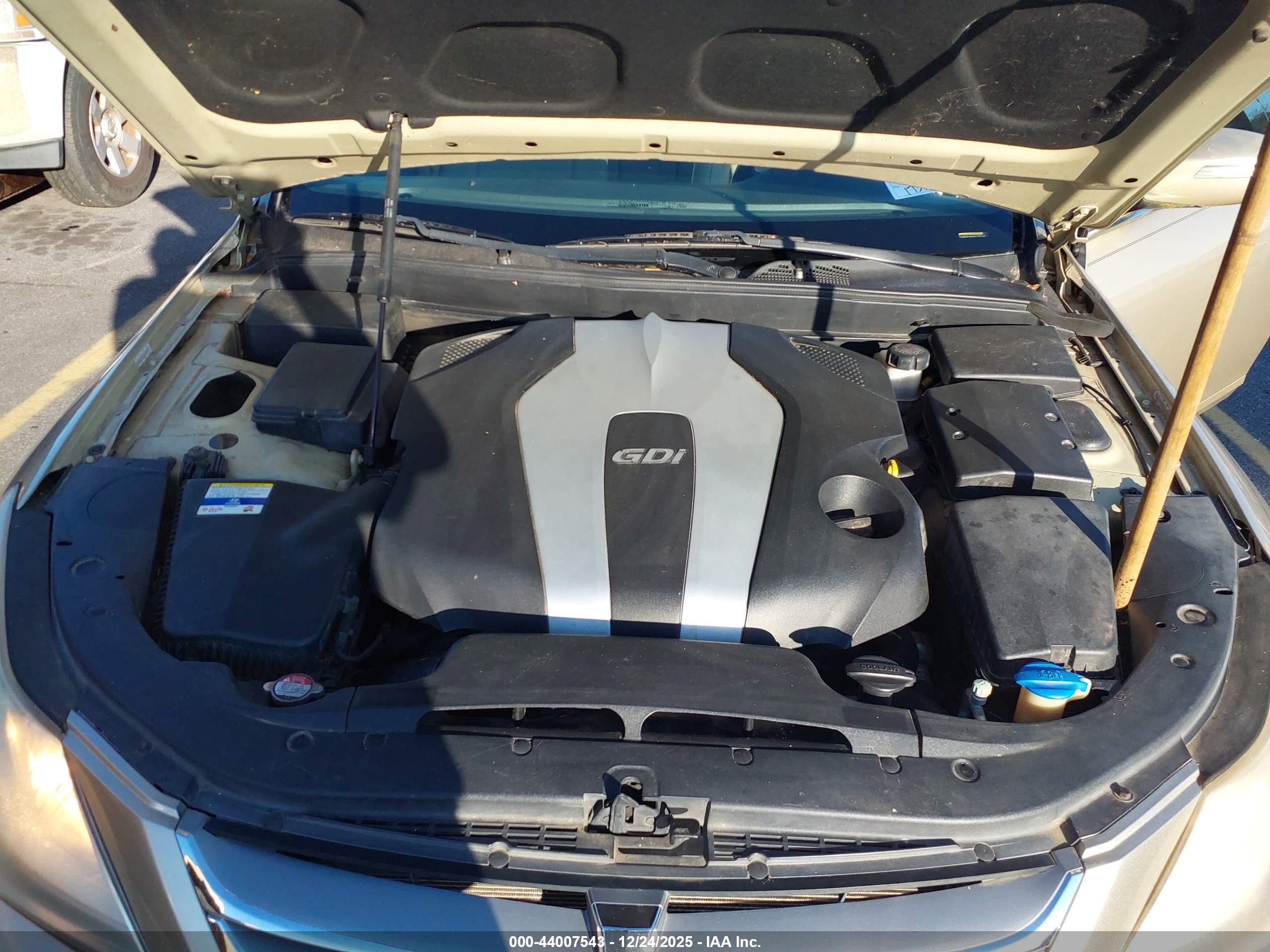 HYUNDAI GENESIS image 10