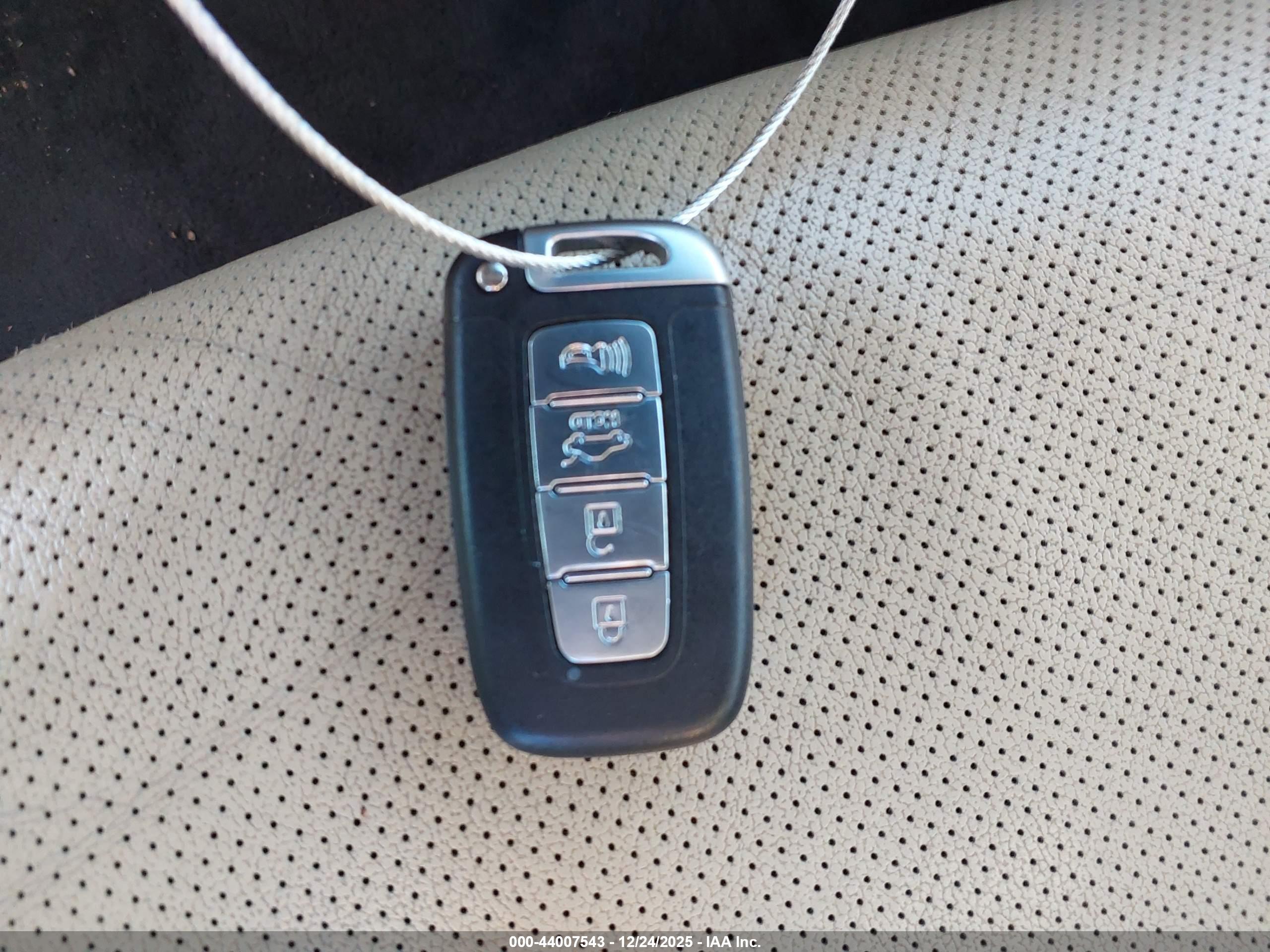 HYUNDAI GENESIS image 11