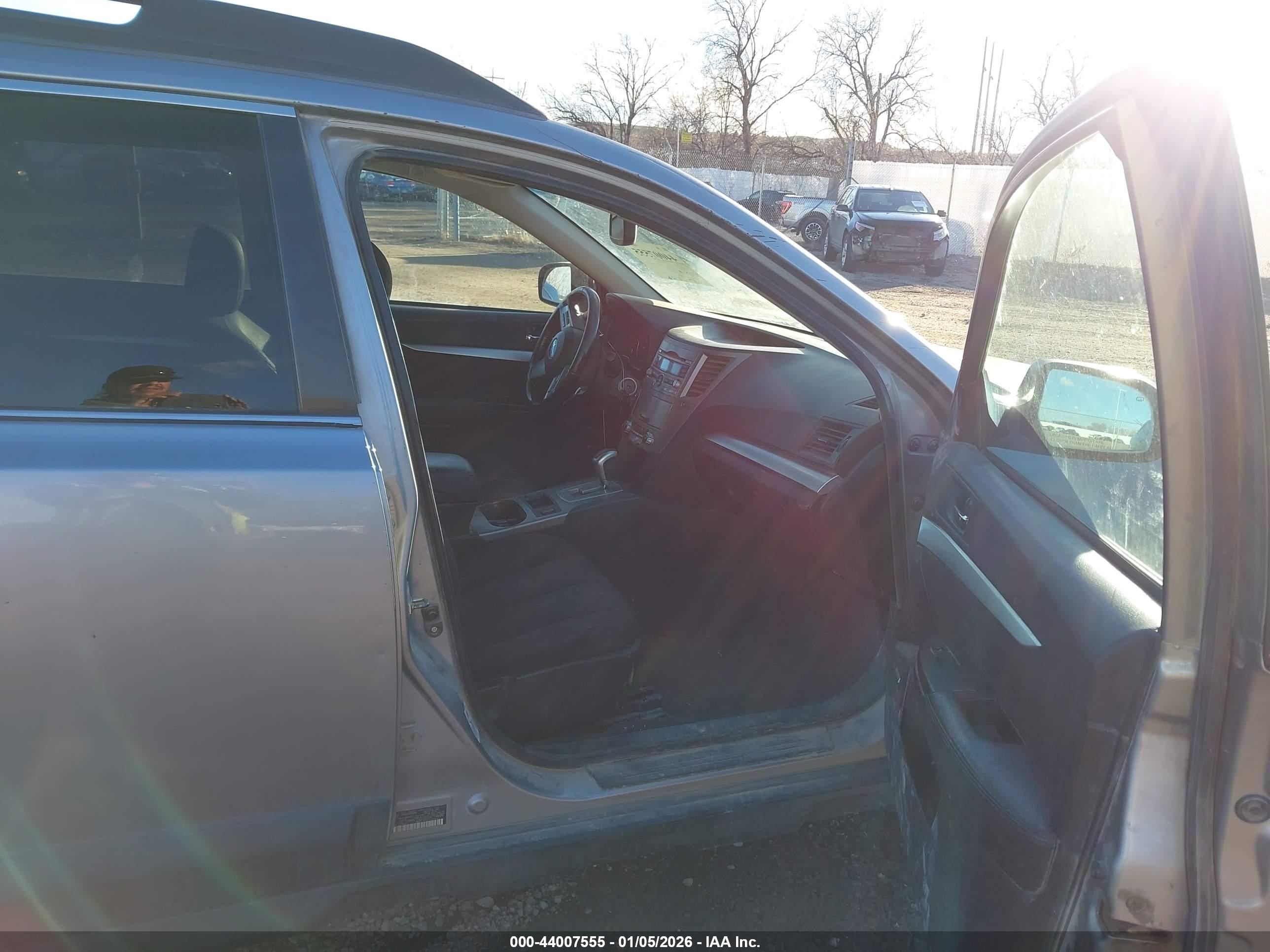 SUBARU OUTBACK image 5