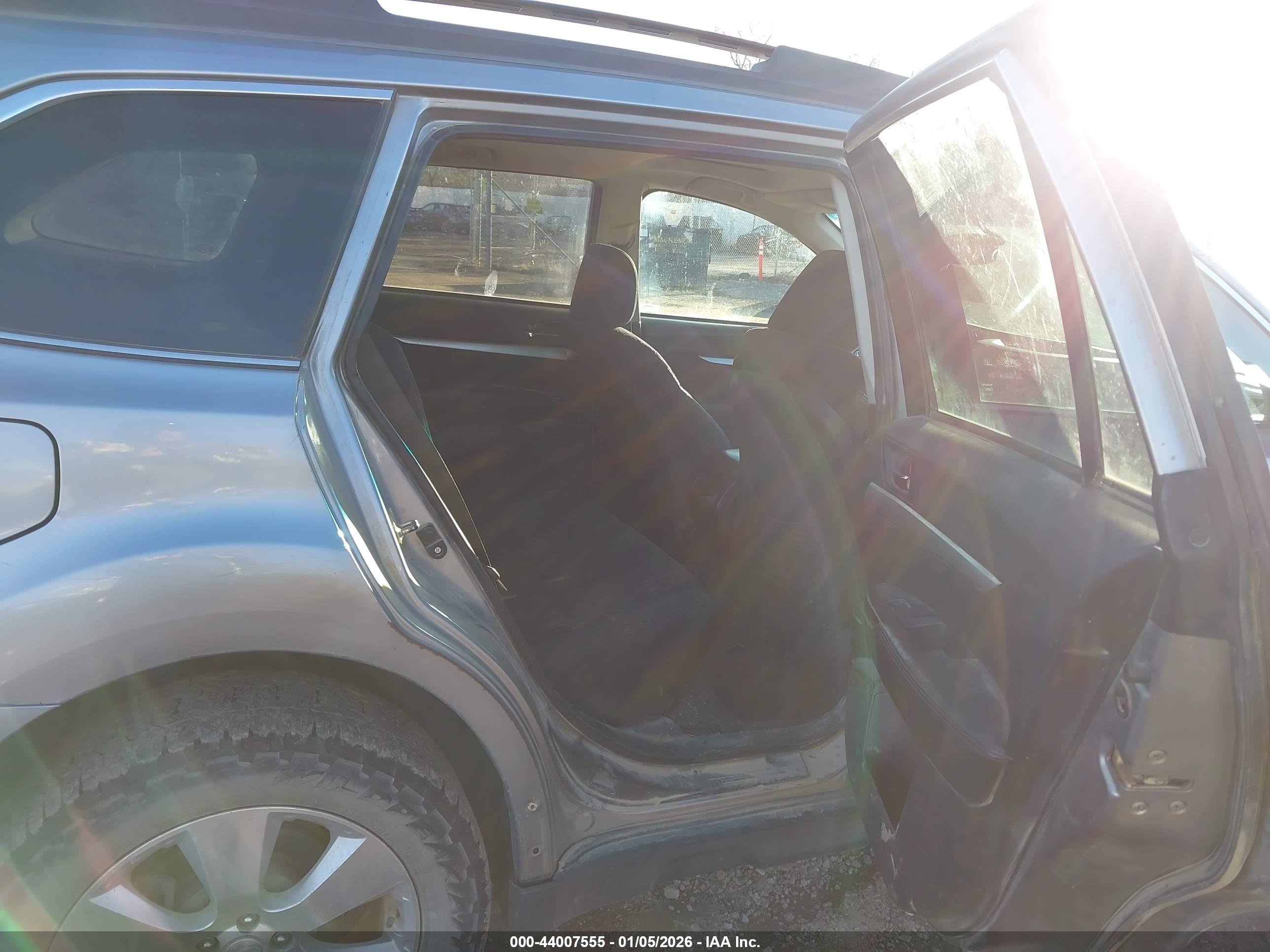SUBARU OUTBACK image 8