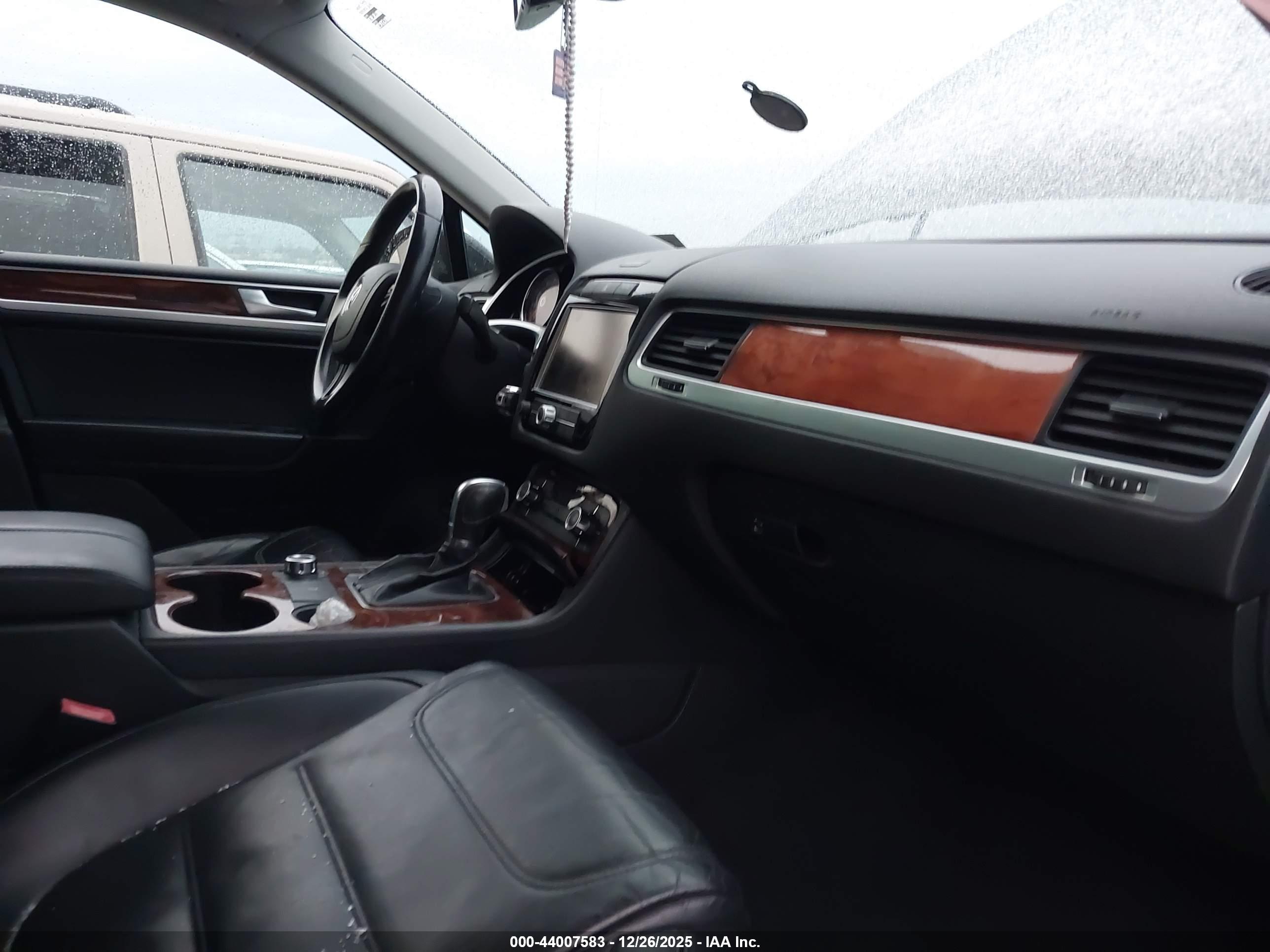 VOLKSWAGEN TOUAREG image 5