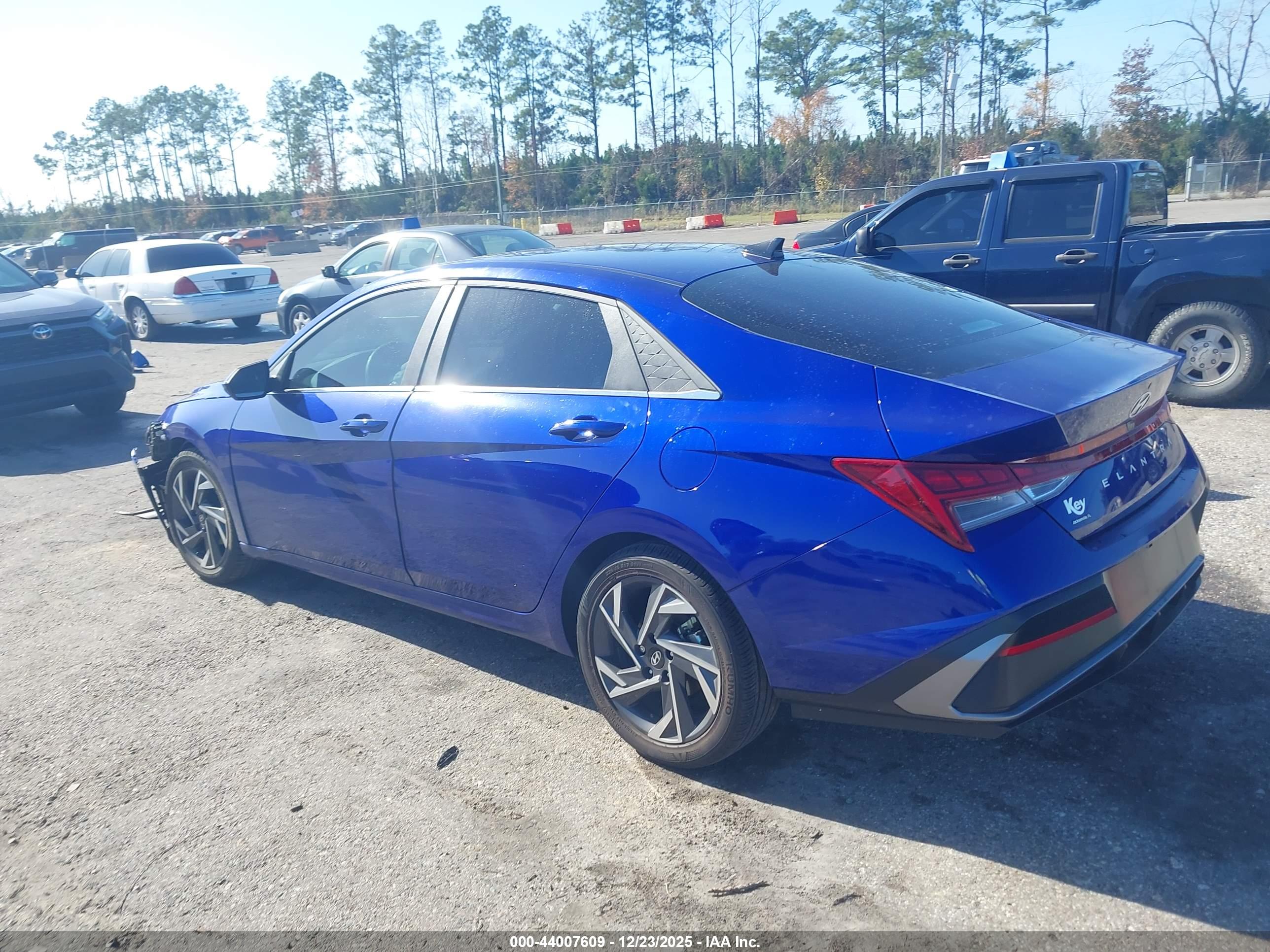 HYUNDAI ELANTRA image 3