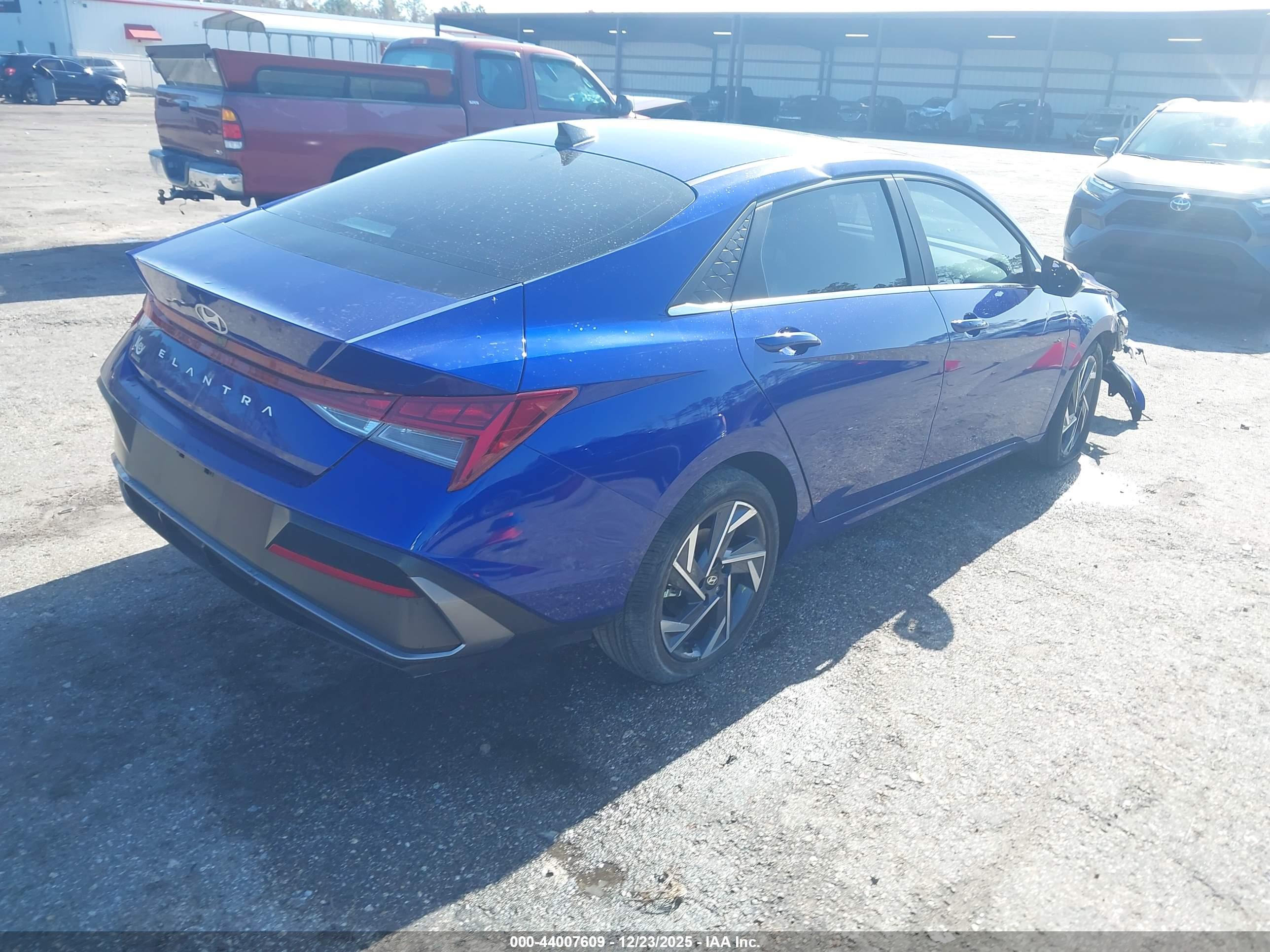 HYUNDAI ELANTRA image 4