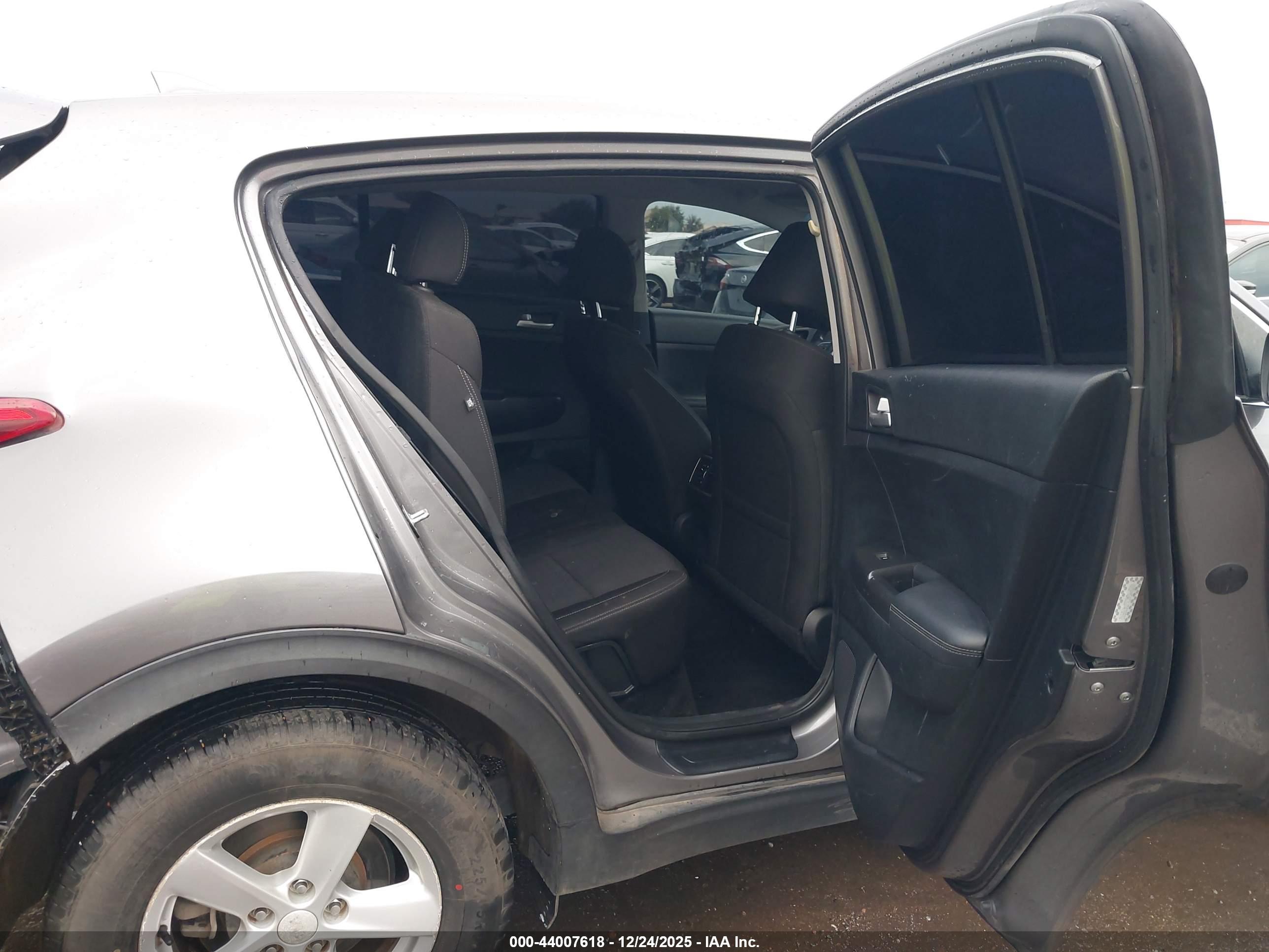 KIA SPORTAGE image 8