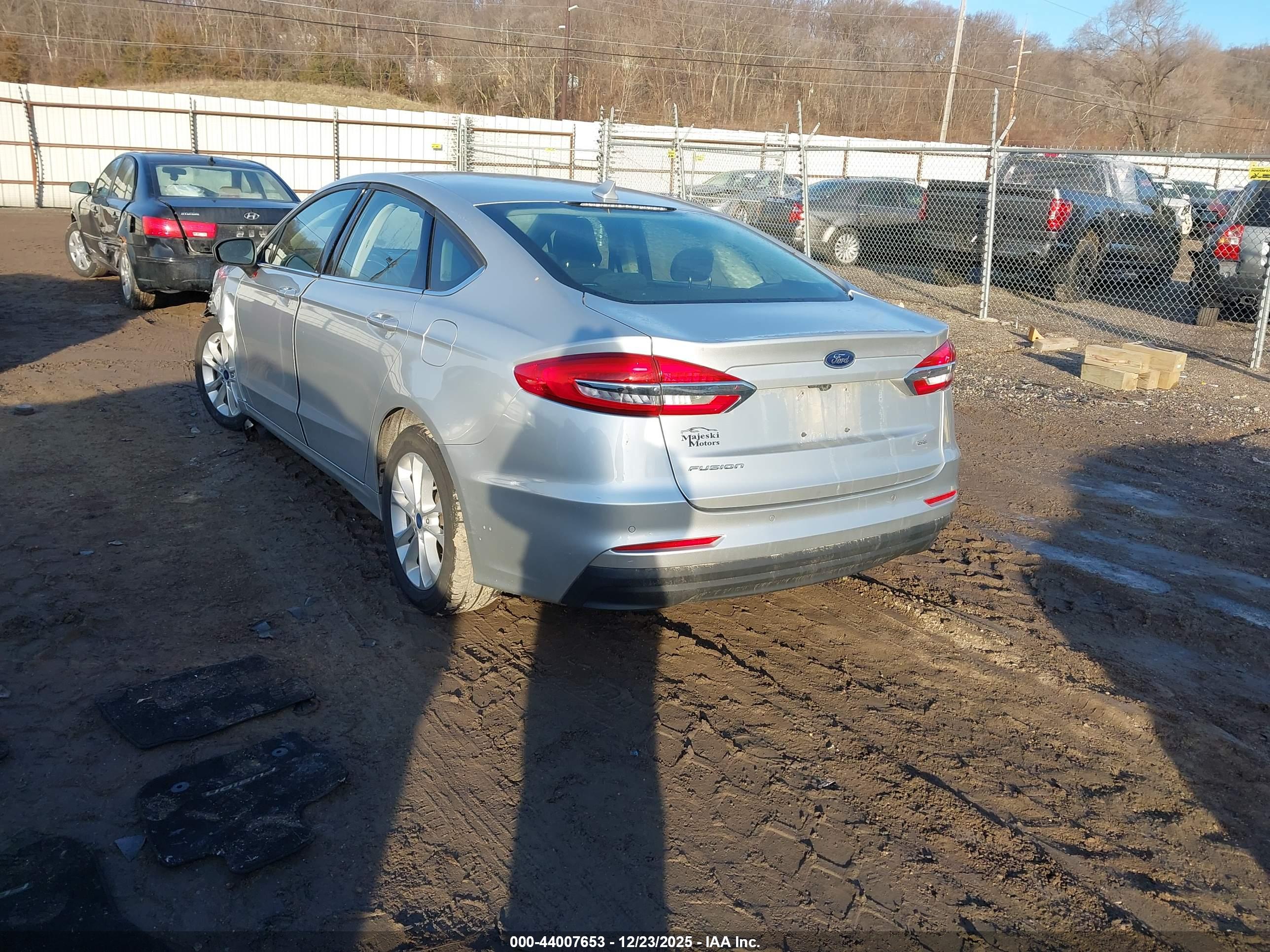 FORD FUSION image 3
